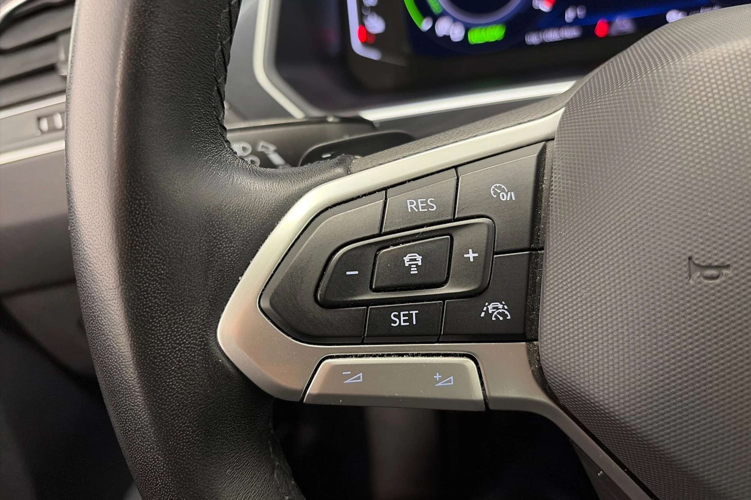 Sininen Volkswagen Tiguan 2023 kuva 16.