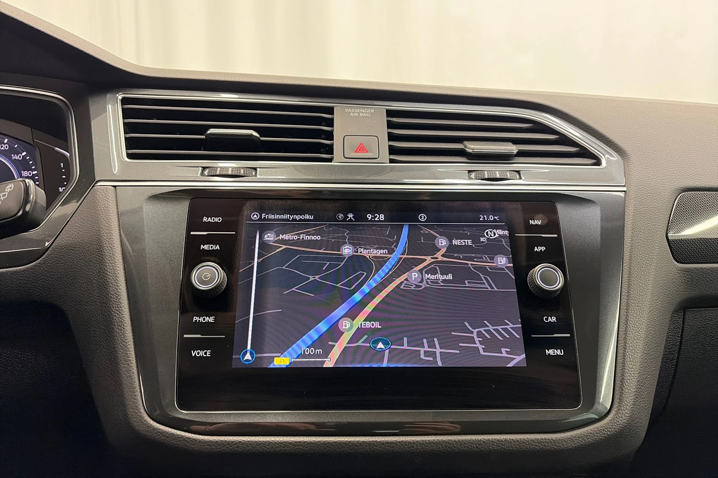 Sininen Volkswagen Tiguan 2023 kuva 18.