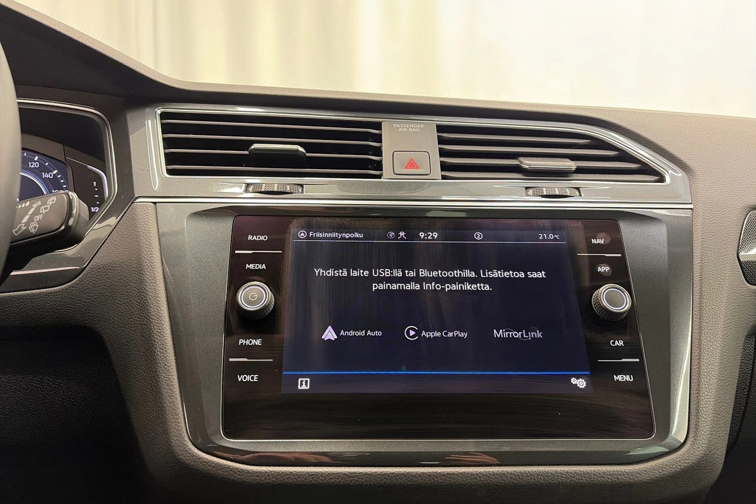 Sininen Volkswagen Tiguan 2023 kuva 20.