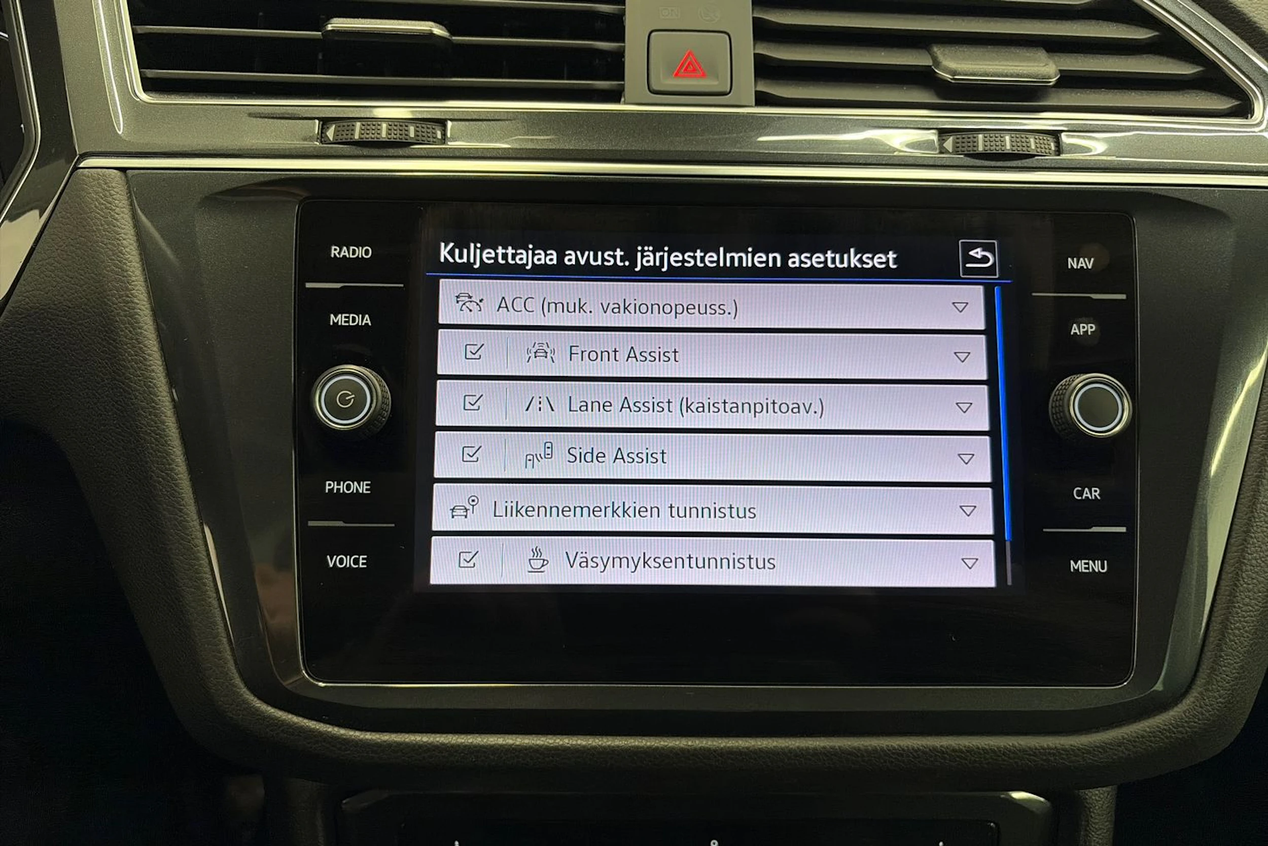 Sininen Volkswagen Tiguan 2023 kuva 21.