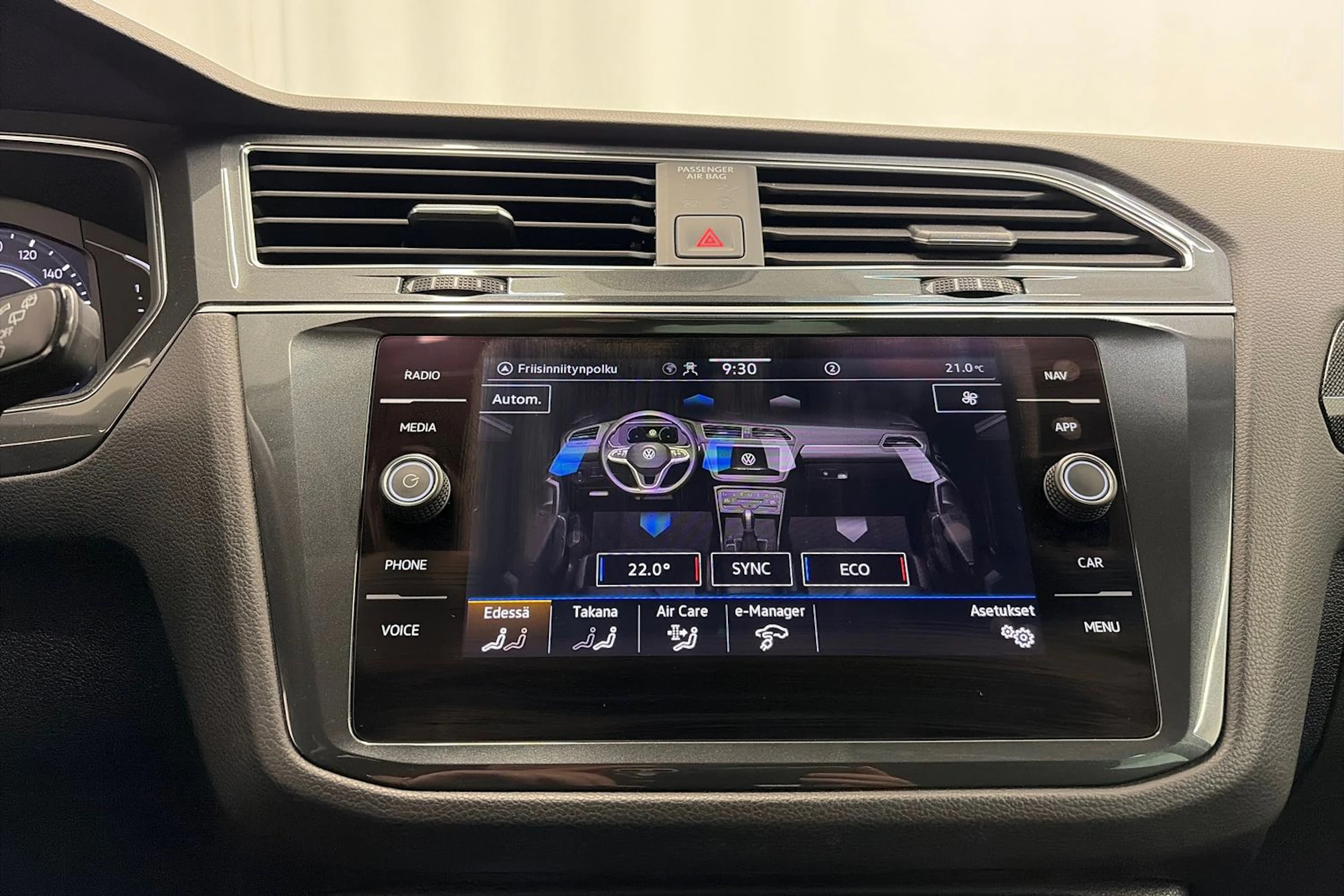 Sininen Volkswagen Tiguan 2023 kuva 22.