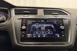 Sininen Volkswagen Tiguan 2023 kuva 22.