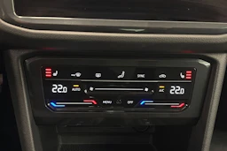 Sininen Volkswagen Tiguan 2023 kuva 24.