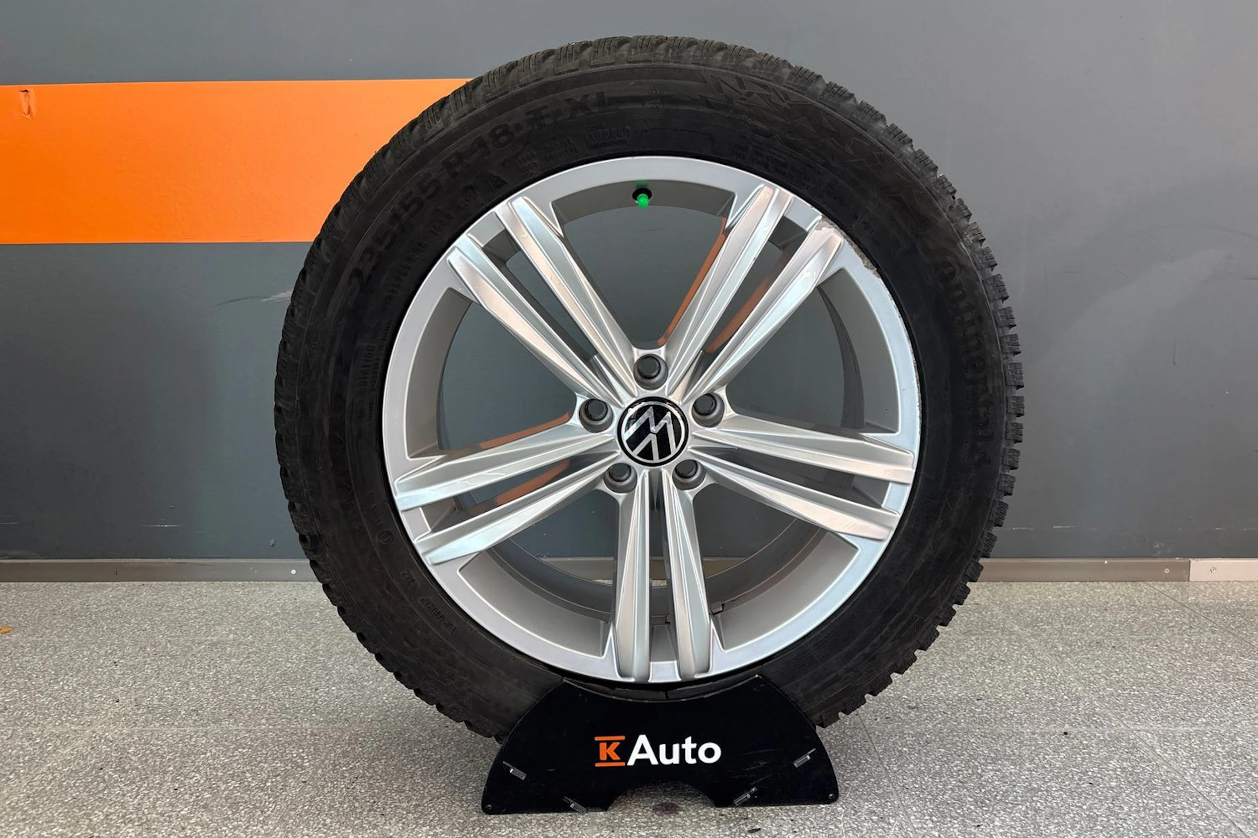 Harmaa Volkswagen Tiguan 2023 kuva 11.