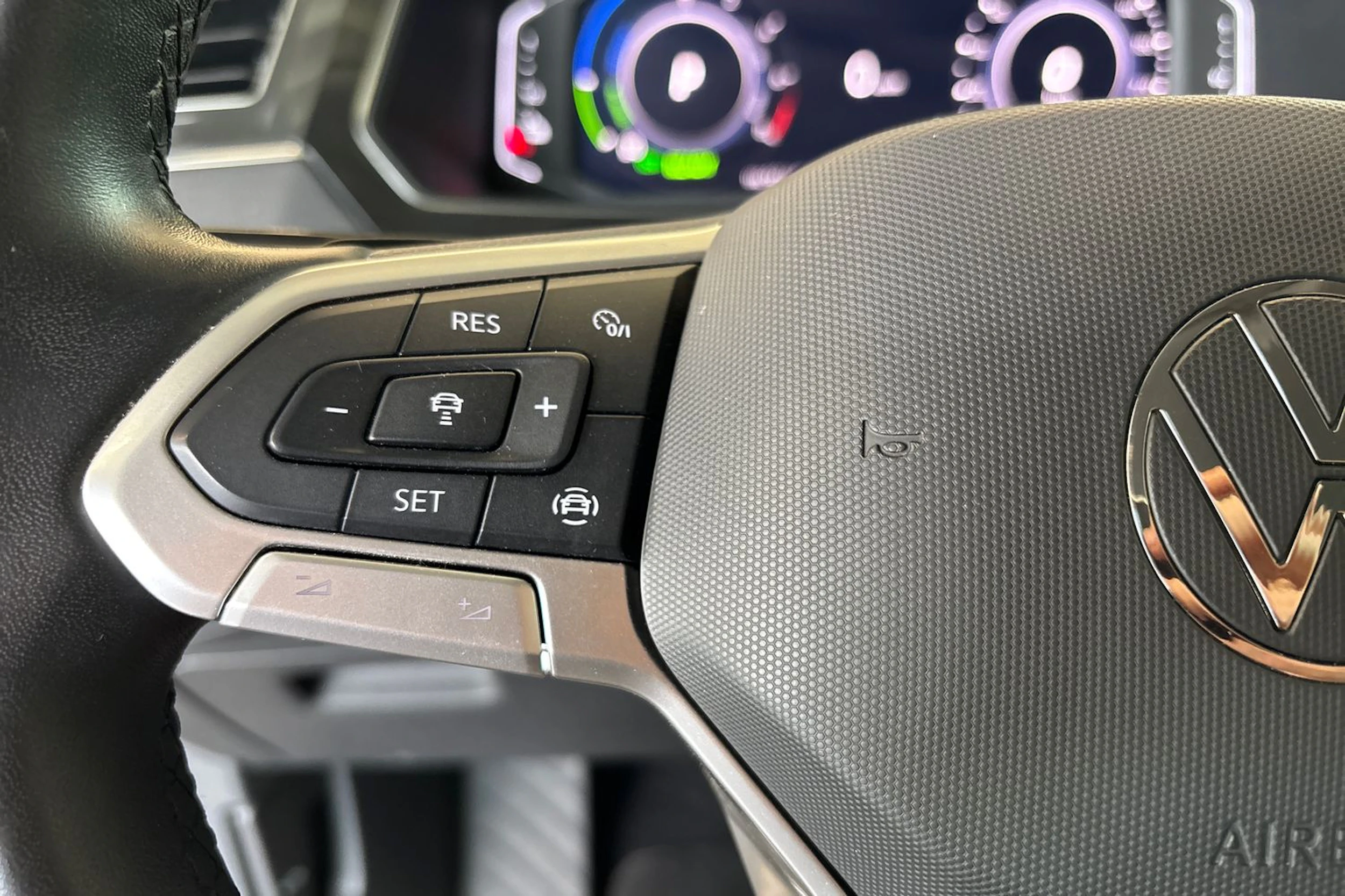 Harmaa Volkswagen Tiguan 2023 kuva 14.