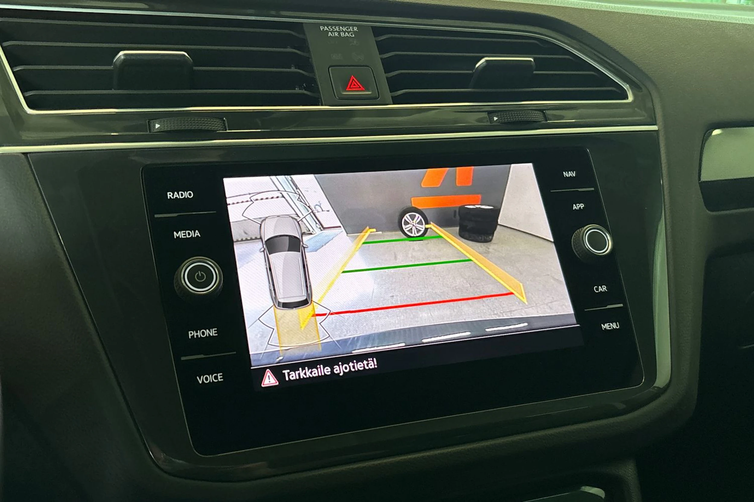 Harmaa Volkswagen Tiguan 2023 kuva 16.