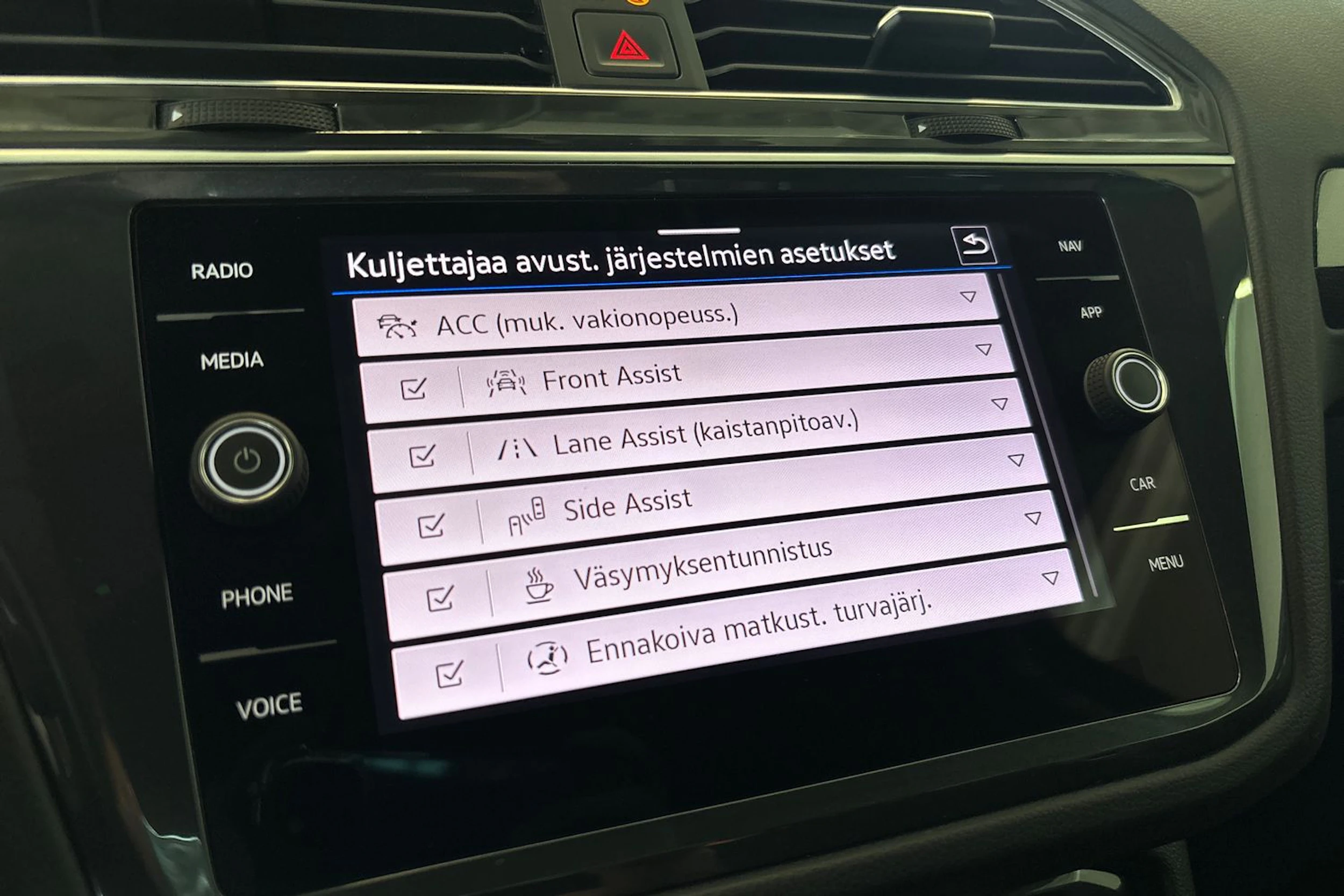 Harmaa Volkswagen Tiguan 2023 kuva 17.
