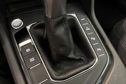 Harmaa Volkswagen Tiguan 2023 kuva 19.