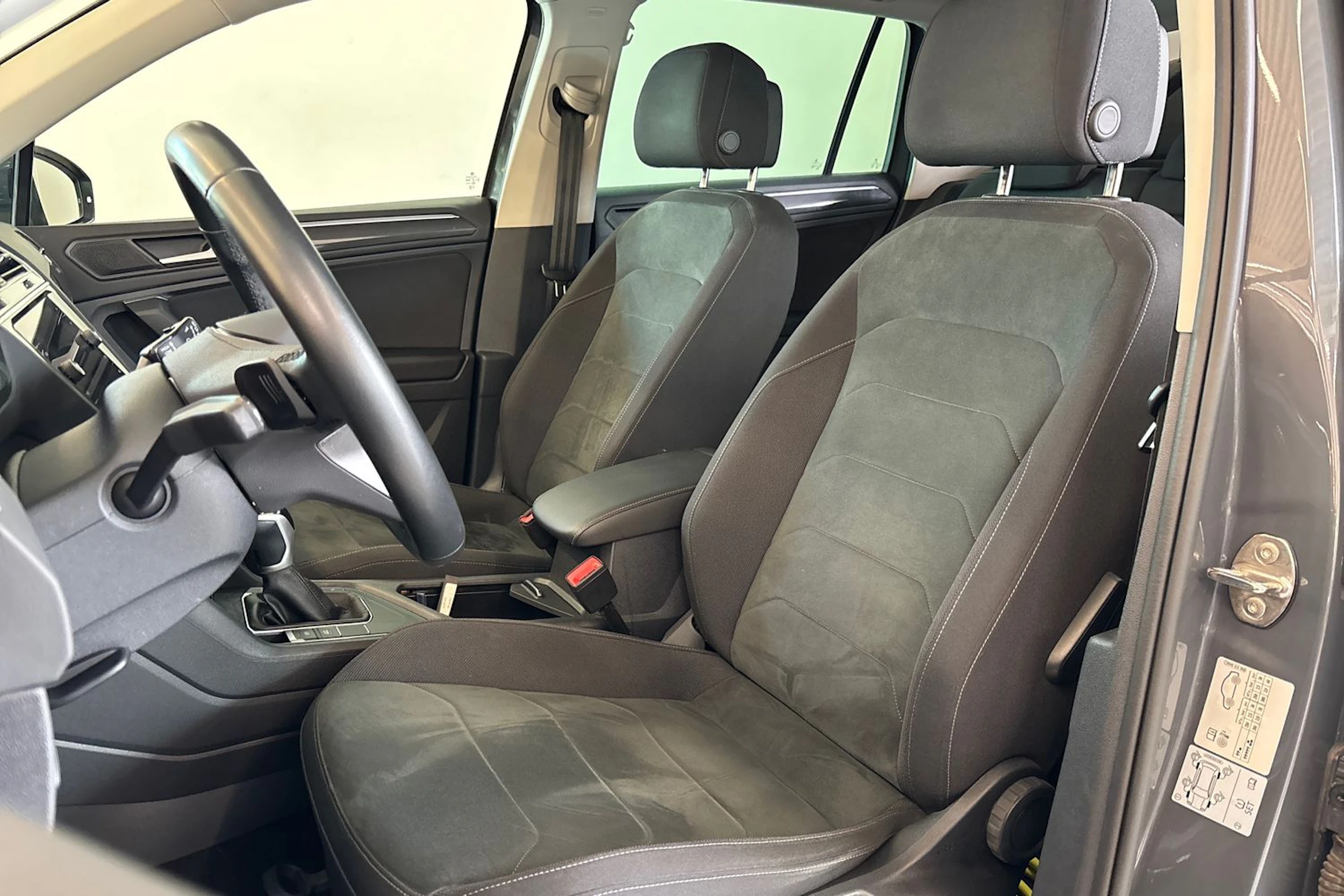Harmaa Volkswagen Tiguan 2023 kuva 21.