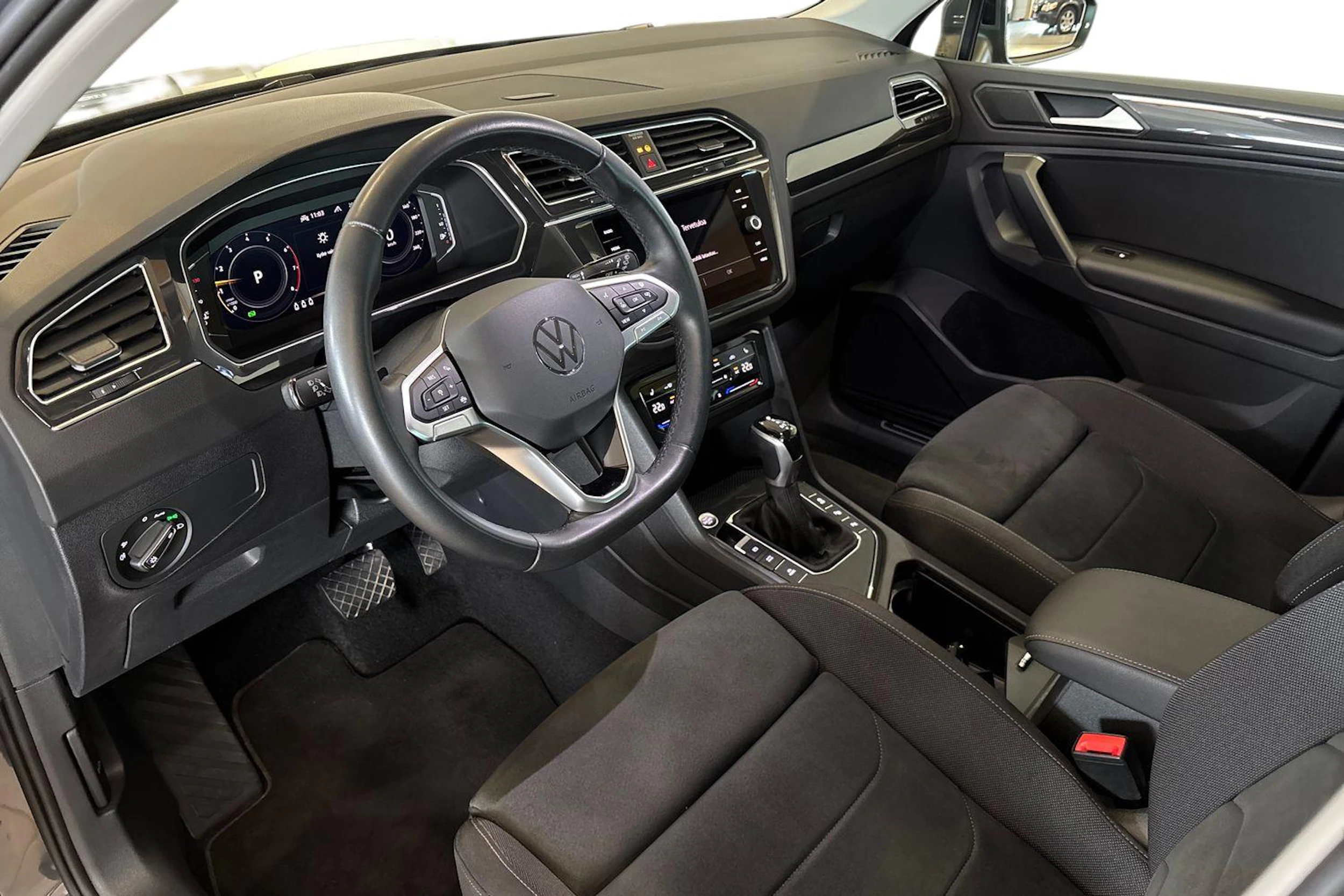 Harmaa Volkswagen Tiguan 2023 kuva 8.