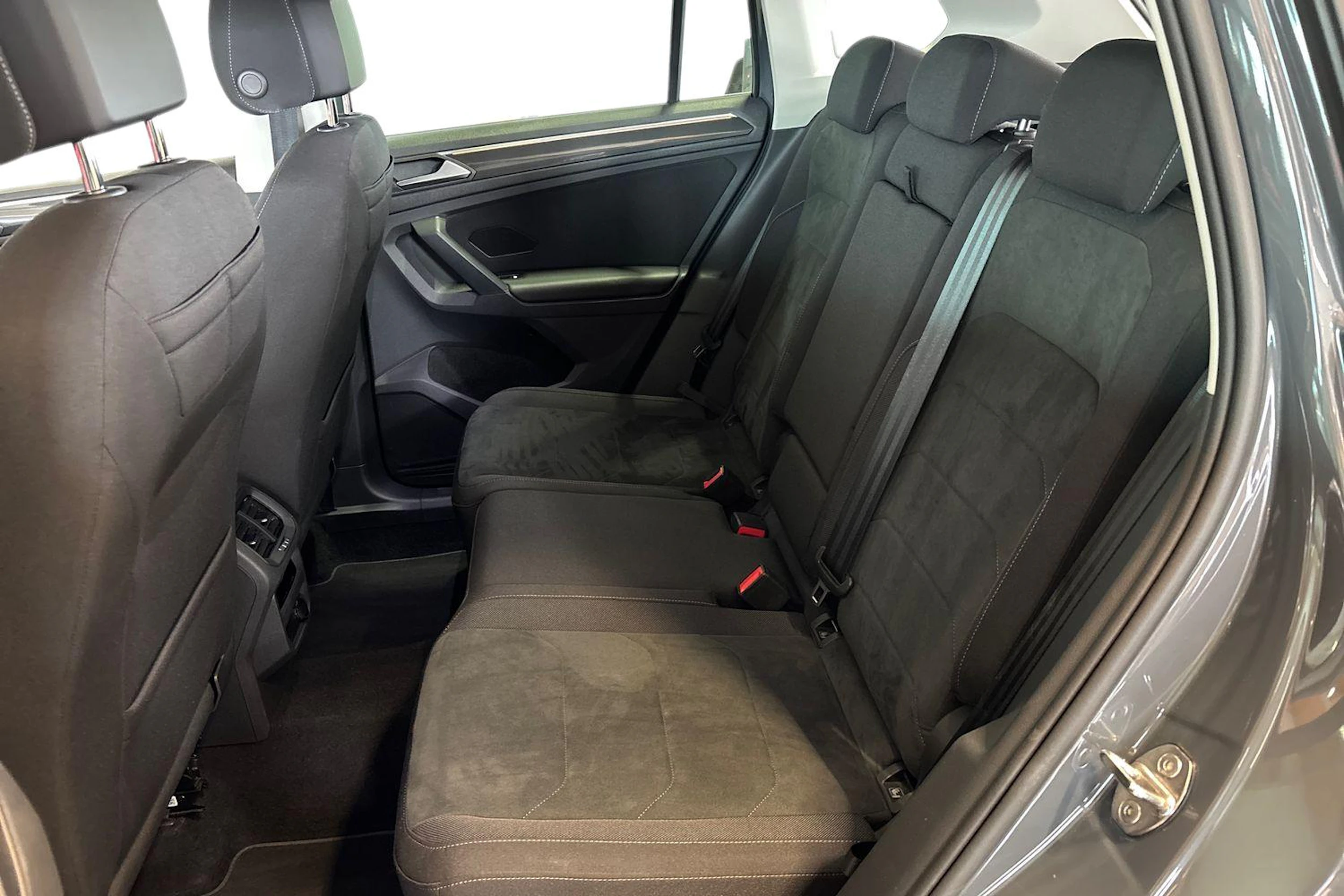 Harmaa Volkswagen Tiguan 2023 kuva 11.
