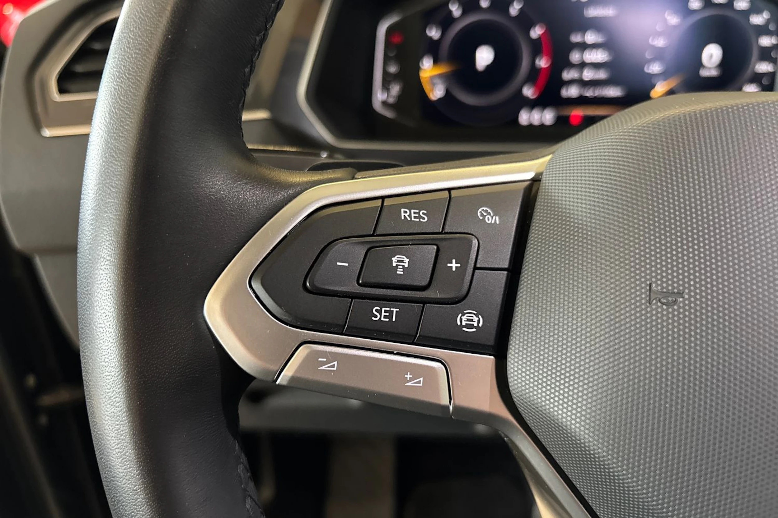Harmaa Volkswagen Tiguan 2023 kuva 20.