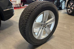 Harmaa Volkswagen Tiguan 2023 kuva 26.