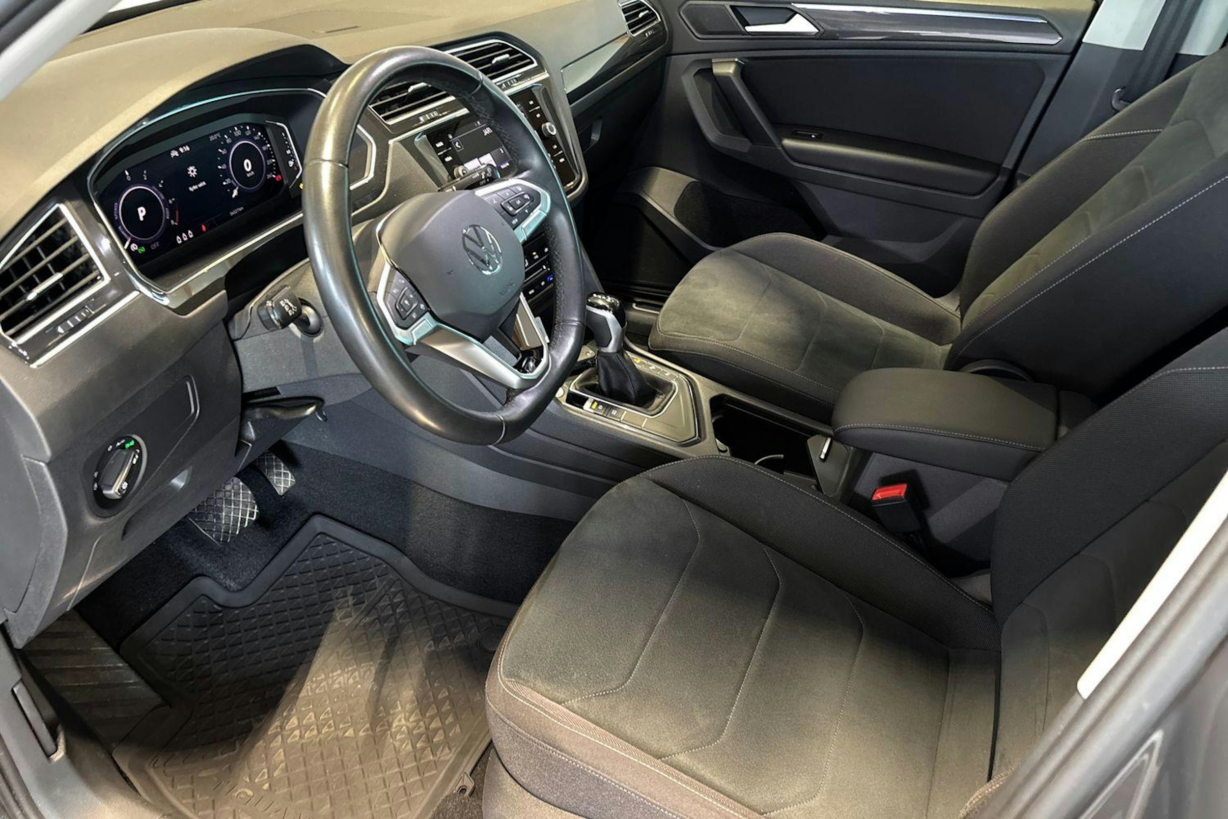 harmaa Volkswagen Tiguan 2023 kuva 6.