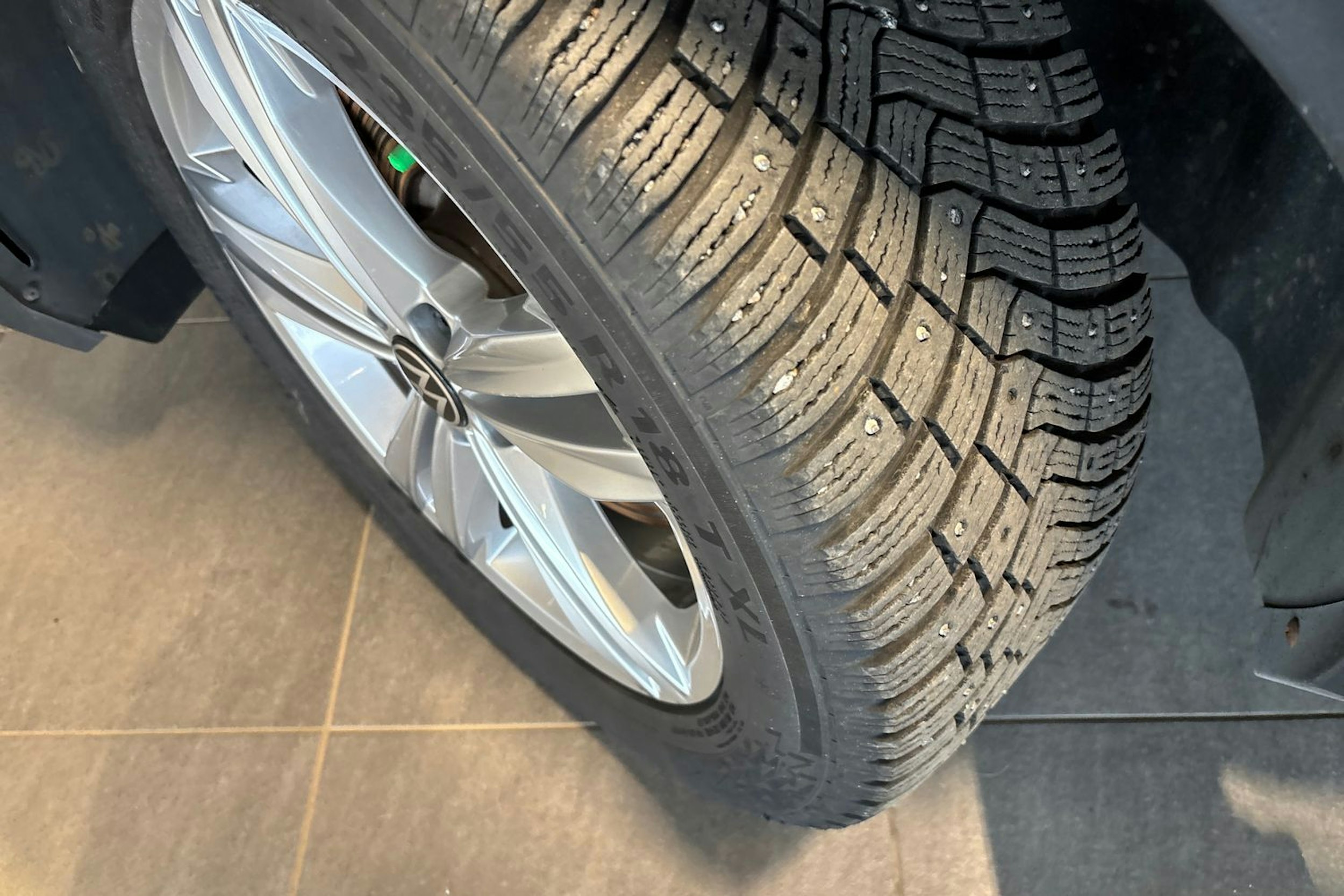 harmaa Volkswagen Tiguan 2023 kuva 10.