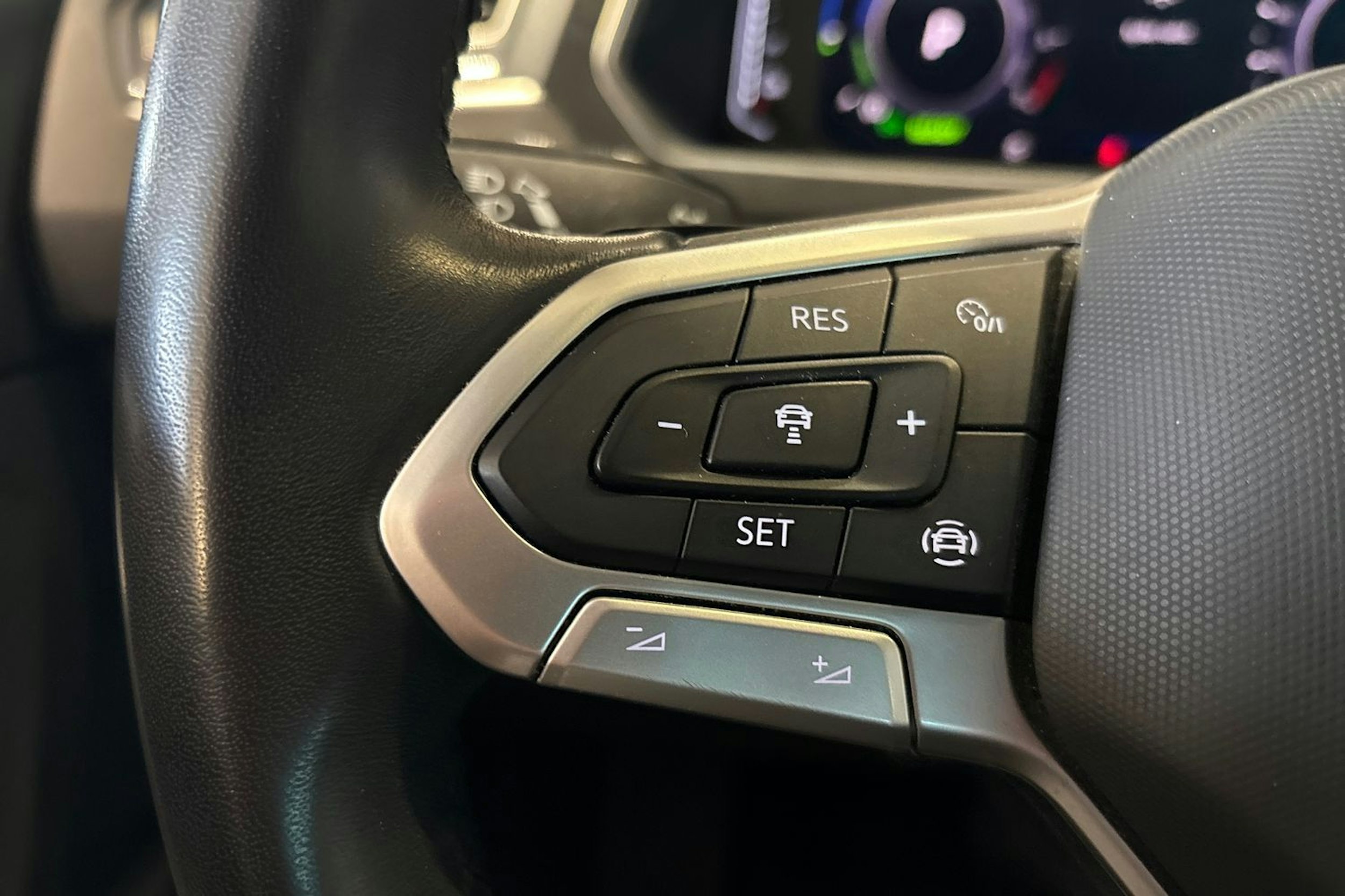 harmaa Volkswagen Tiguan 2023 kuva 12.