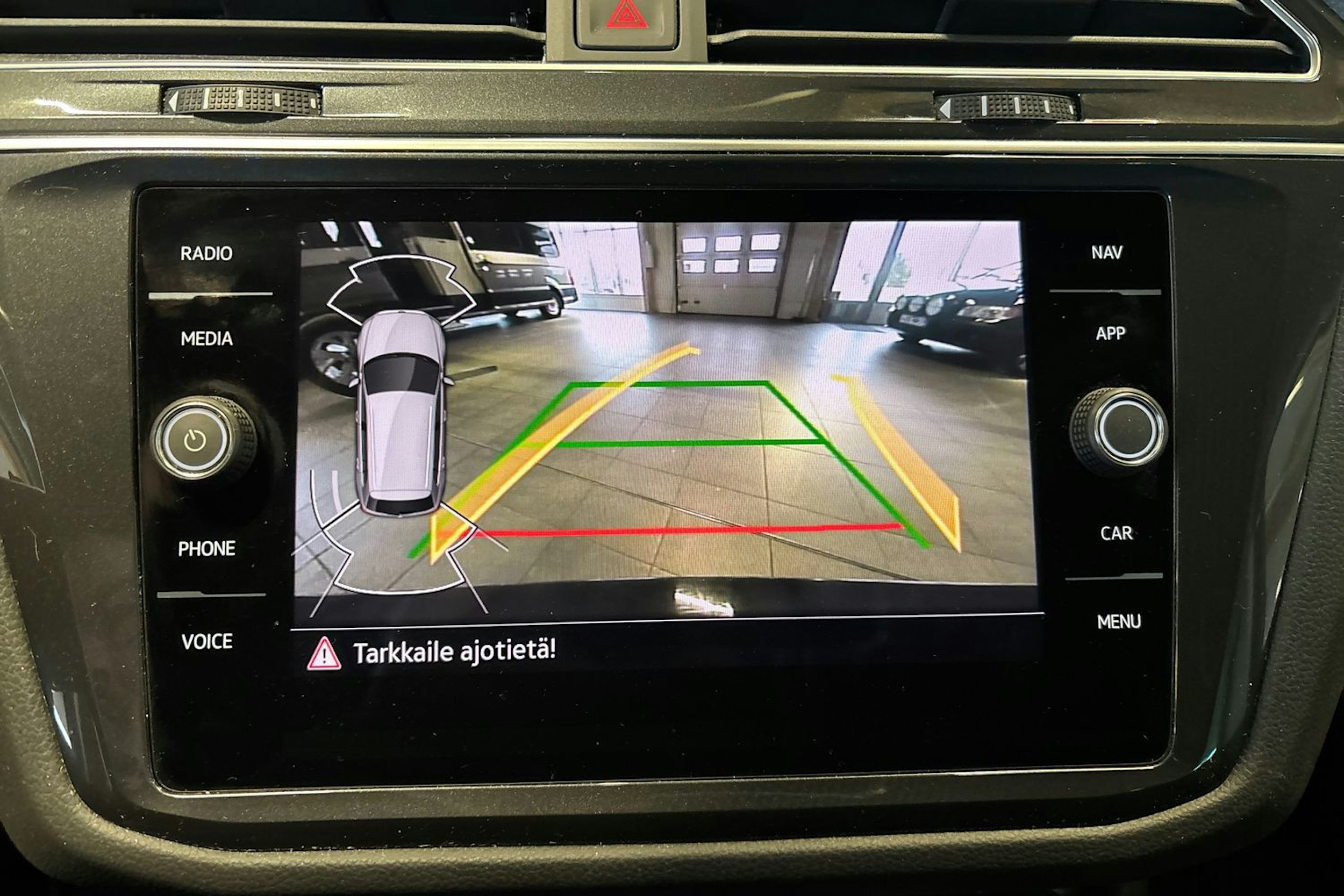 harmaa Volkswagen Tiguan 2023 kuva 14.