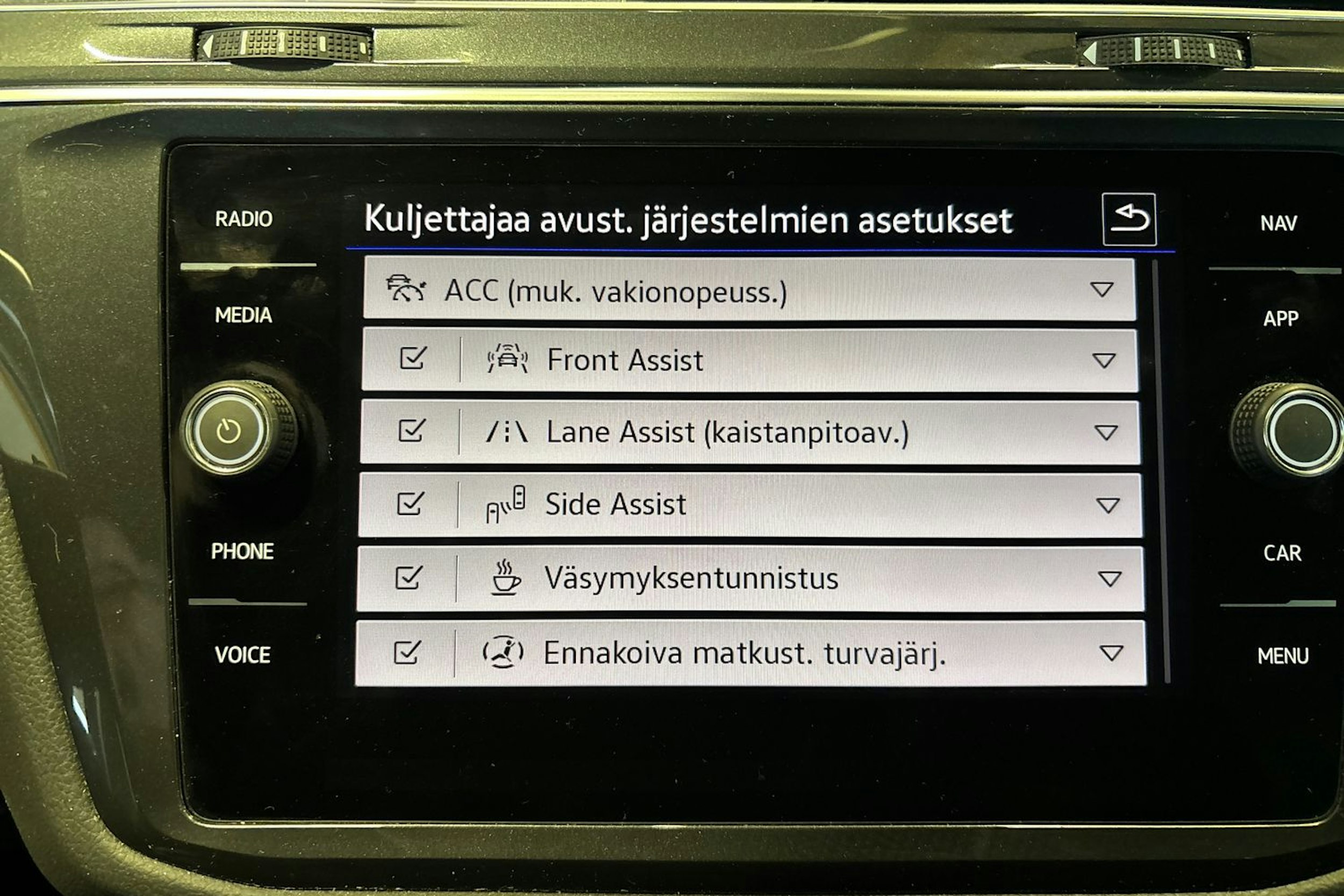 harmaa Volkswagen Tiguan 2023 kuva 16.