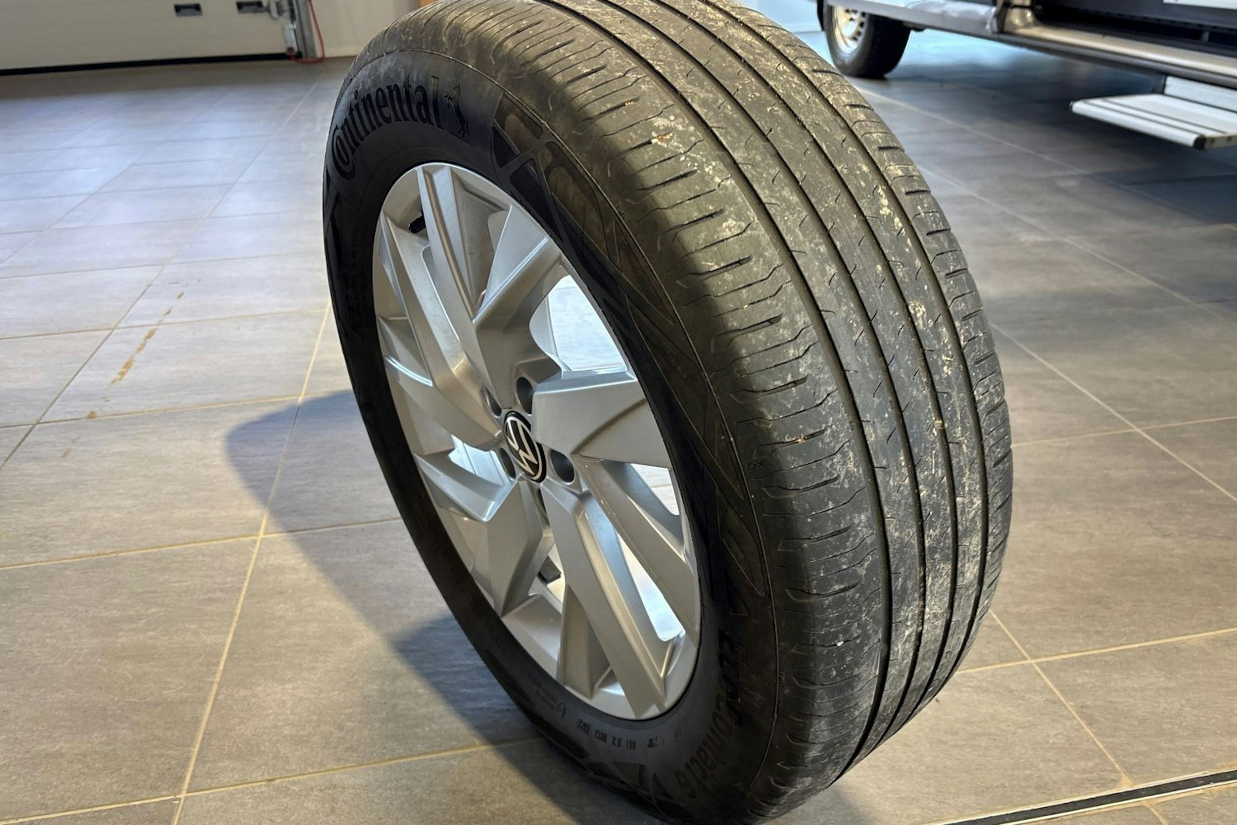 harmaa Volkswagen Tiguan 2023 kuva 18.