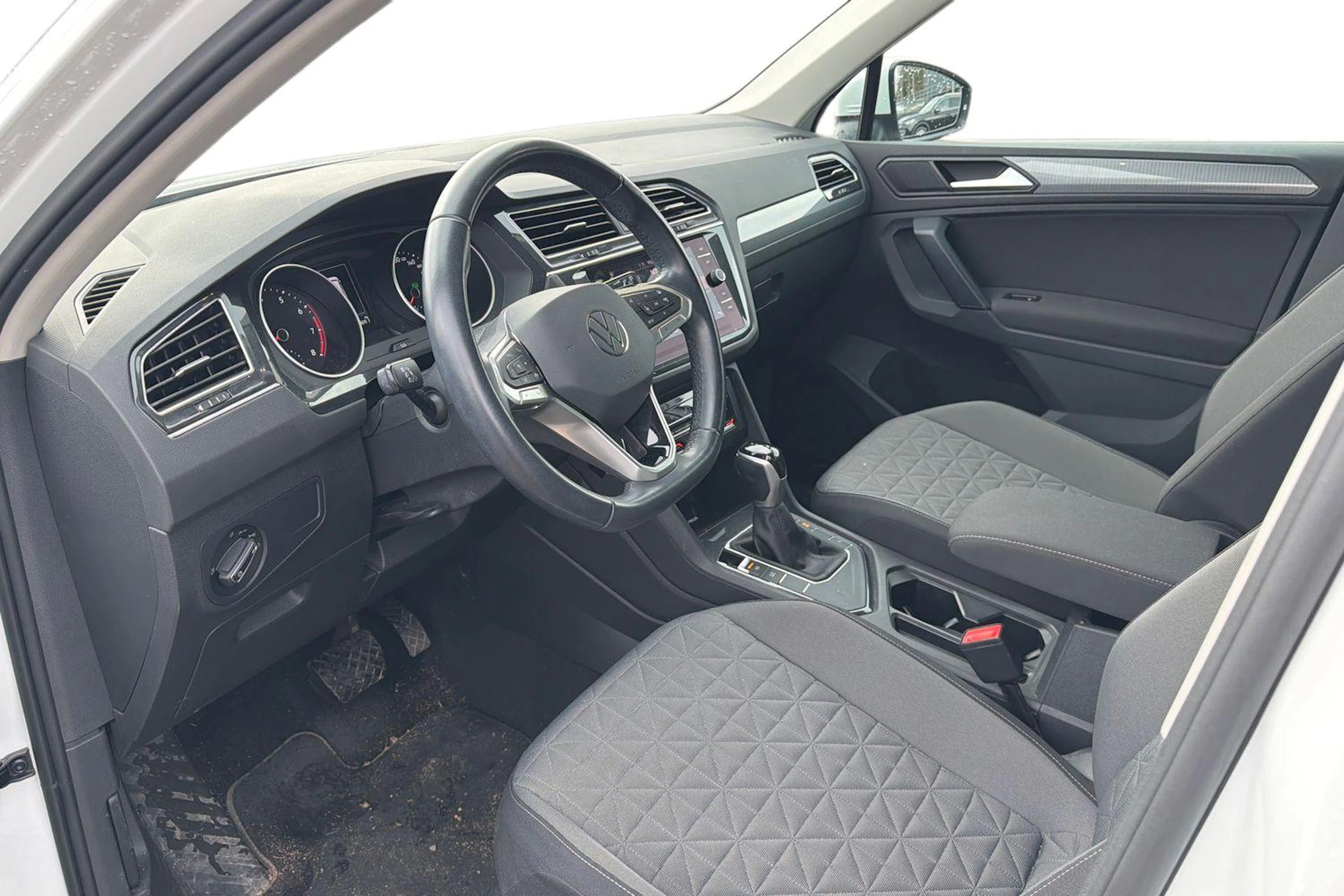 valkoinen Volkswagen Tiguan 2023 kuva 3.