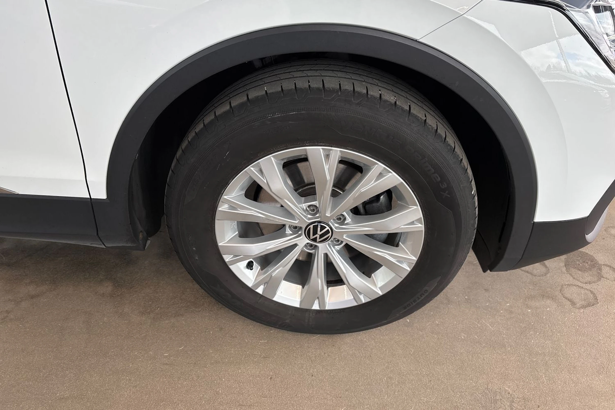 valkoinen Volkswagen Tiguan 2023 kuva 10.