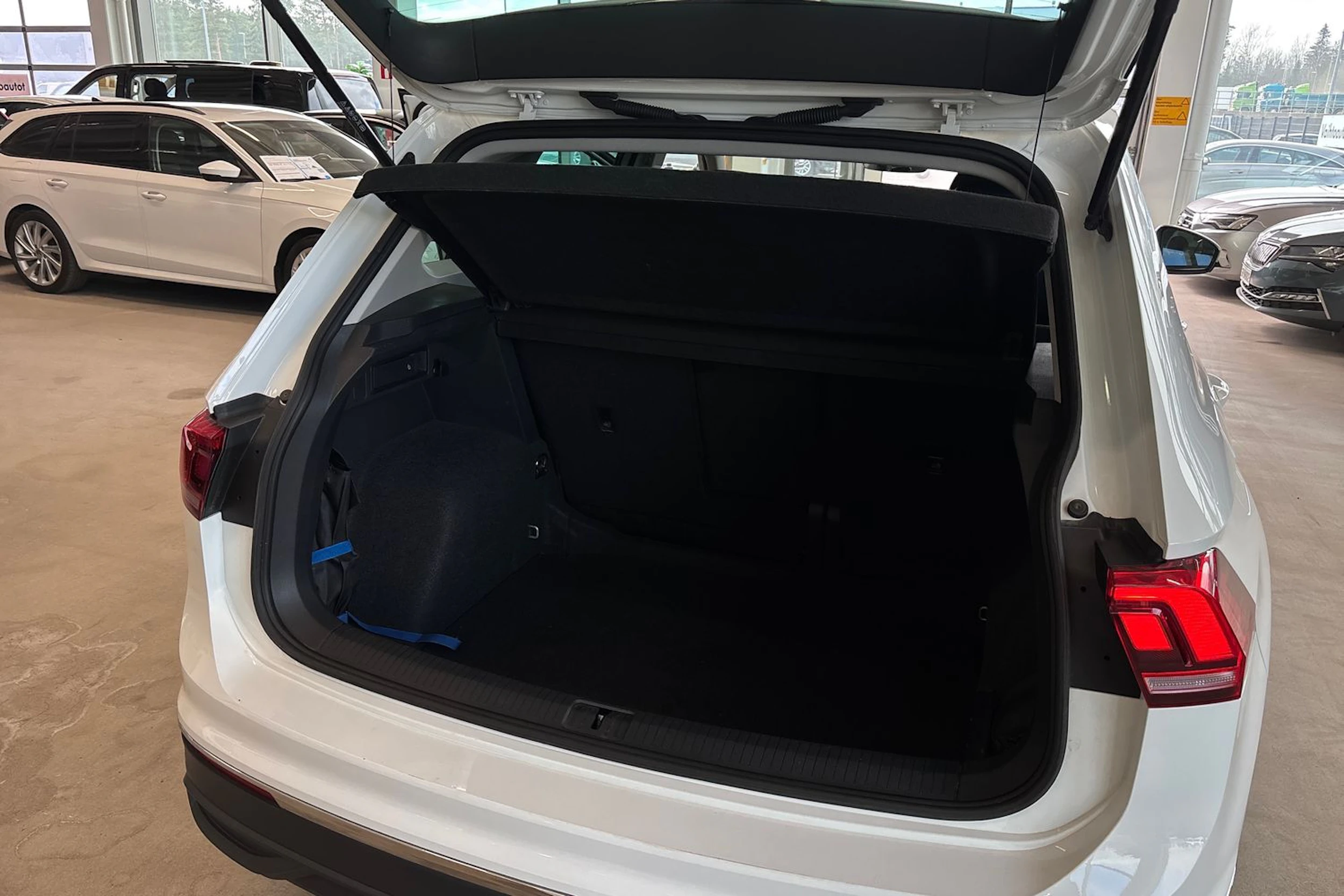 valkoinen Volkswagen Tiguan 2023 kuva 11.
