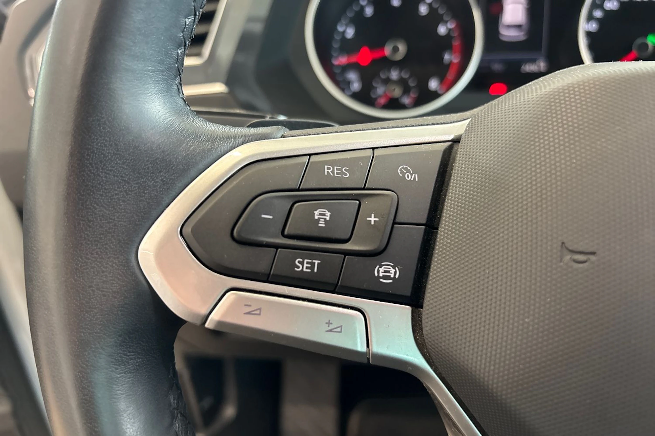 valkoinen Volkswagen Tiguan 2023 kuva 12.