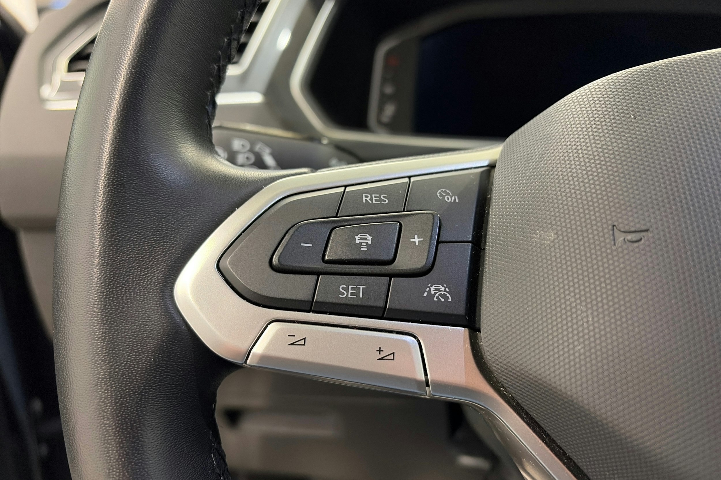 musta Volkswagen Tiguan 2023 kuva 15.