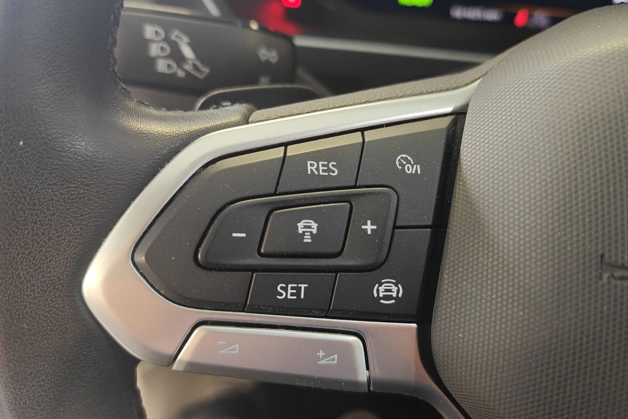 valkoinen Volkswagen Tiguan 2023 kuva 17.