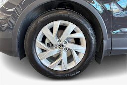 Harmaa Volkswagen Tiguan 2023 kuva 9.