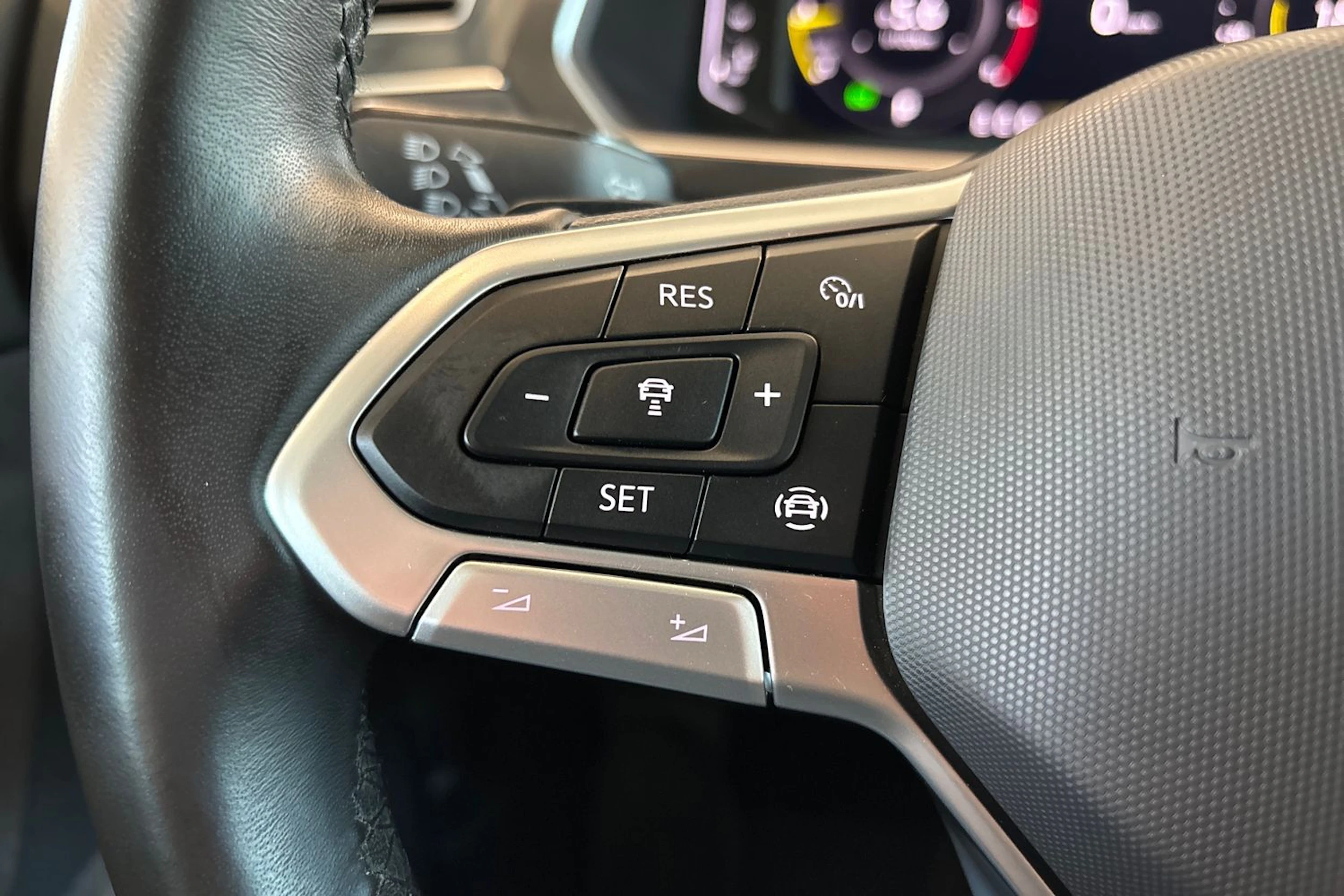Harmaa Volkswagen Tiguan 2023 kuva 13.