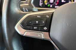 Harmaa Volkswagen Tiguan 2023 kuva 13.