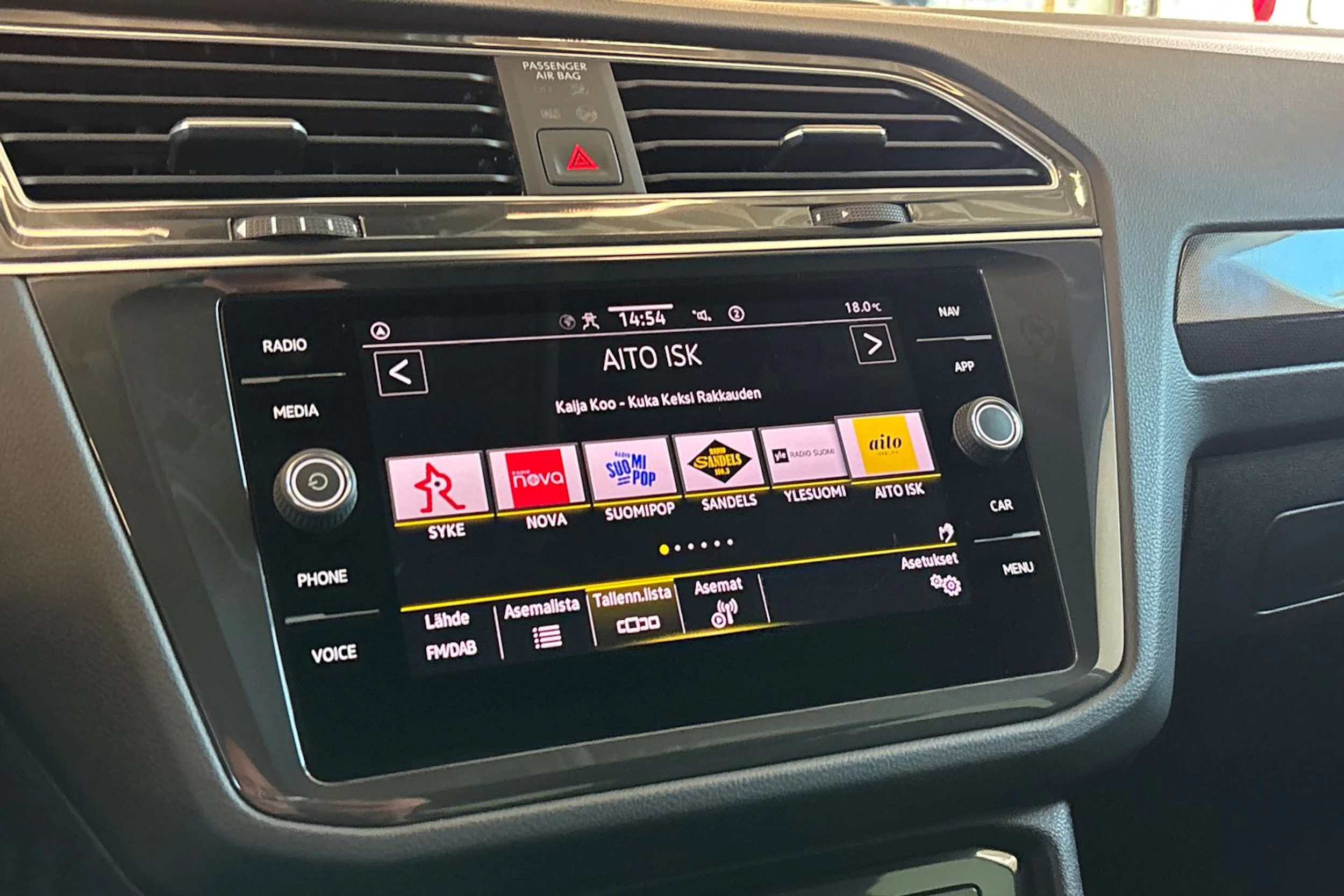 Harmaa Volkswagen Tiguan 2023 kuva 14.