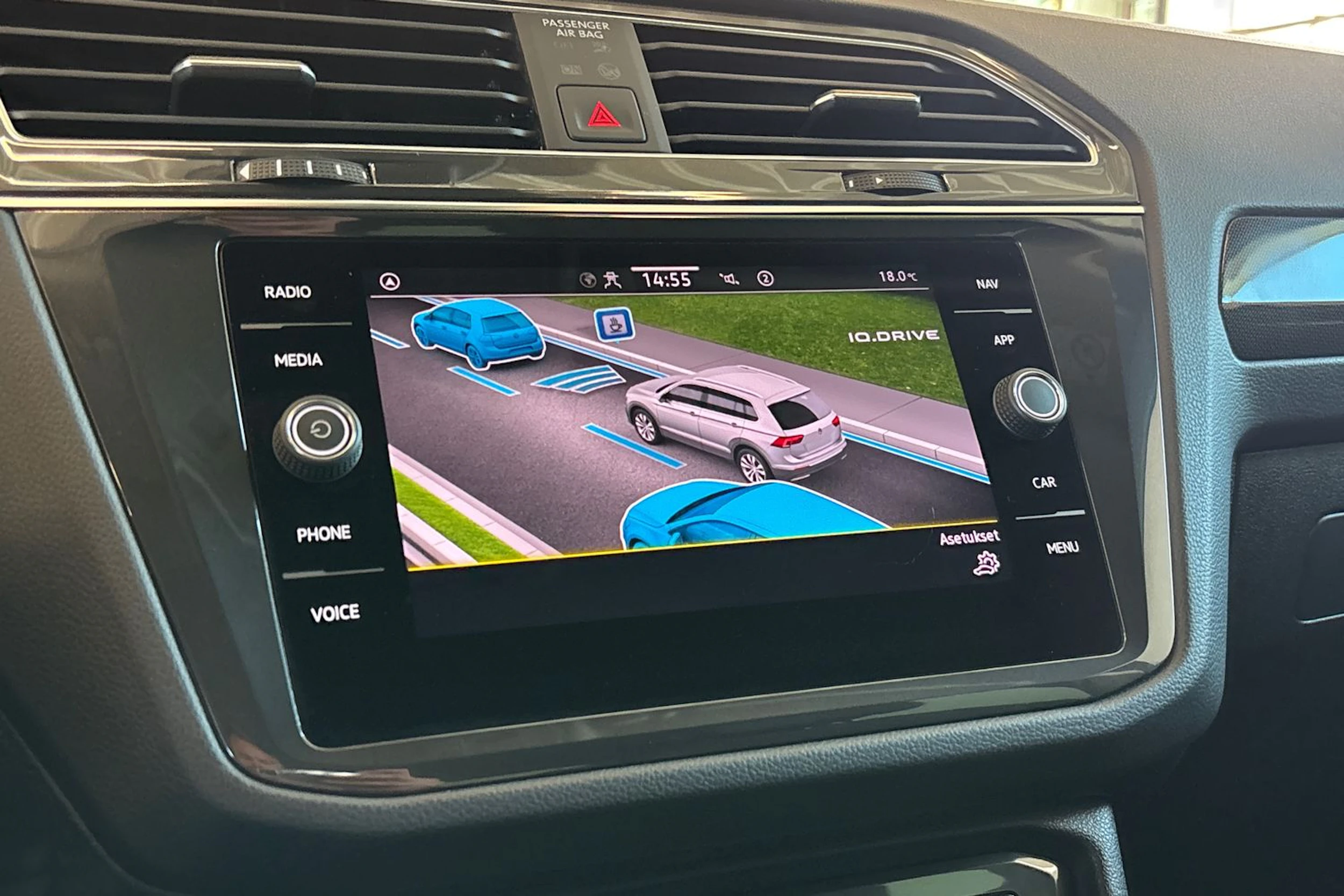 Harmaa Volkswagen Tiguan 2023 kuva 16.
