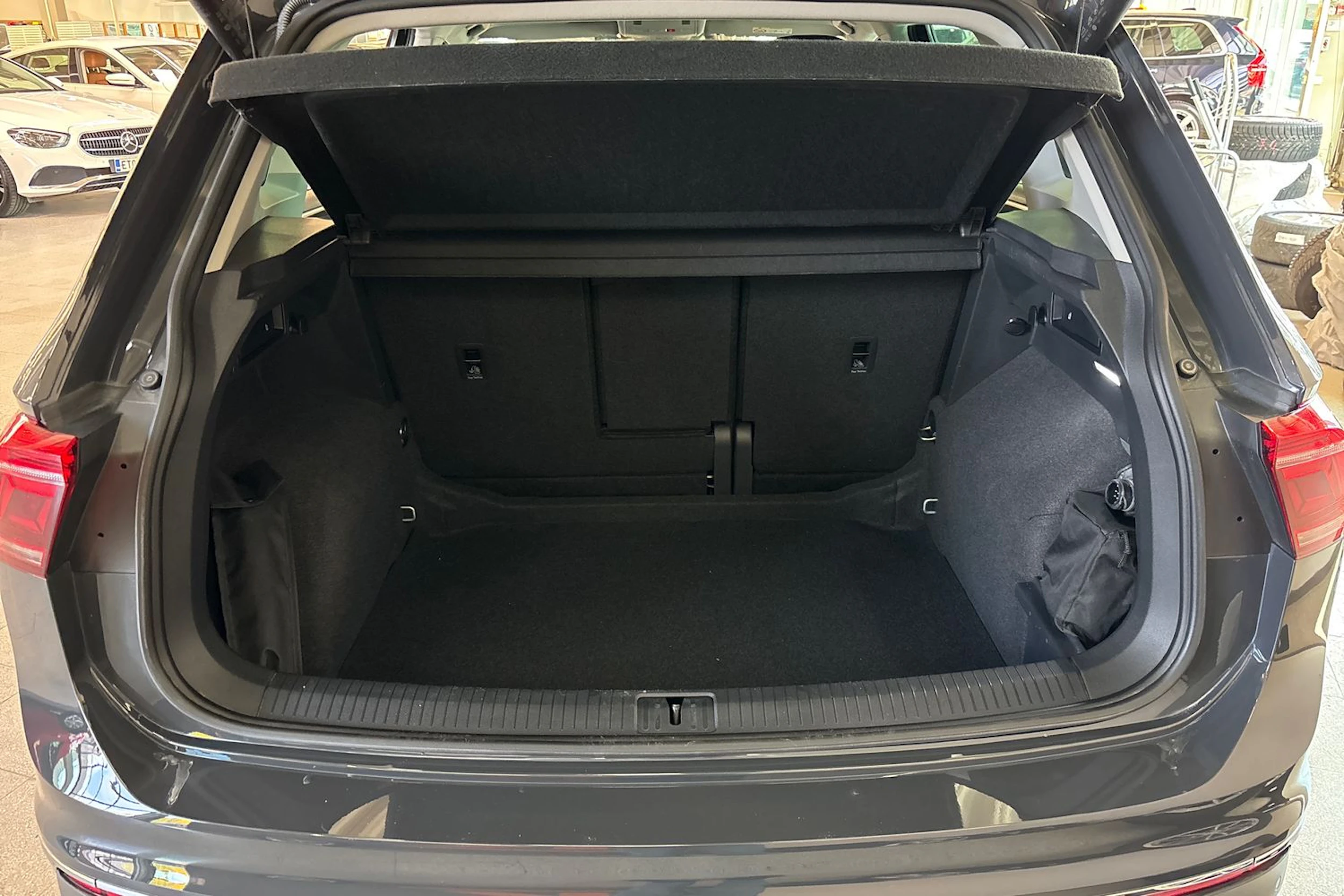Harmaa Volkswagen Tiguan 2023 kuva 19.
