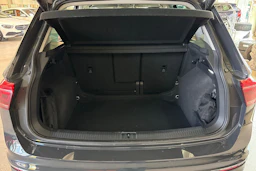 Harmaa Volkswagen Tiguan 2023 kuva 19.