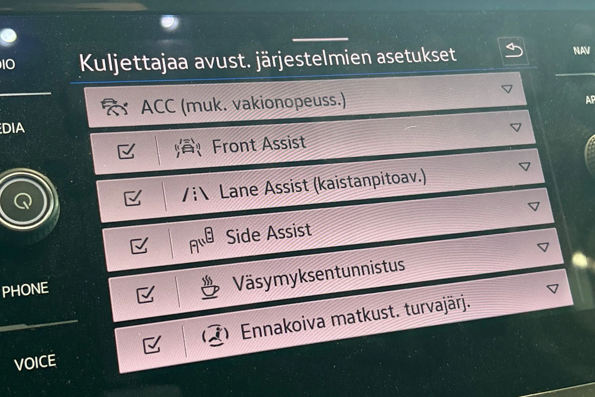 valkoinen Volkswagen Tiguan 2023 kuva 8.