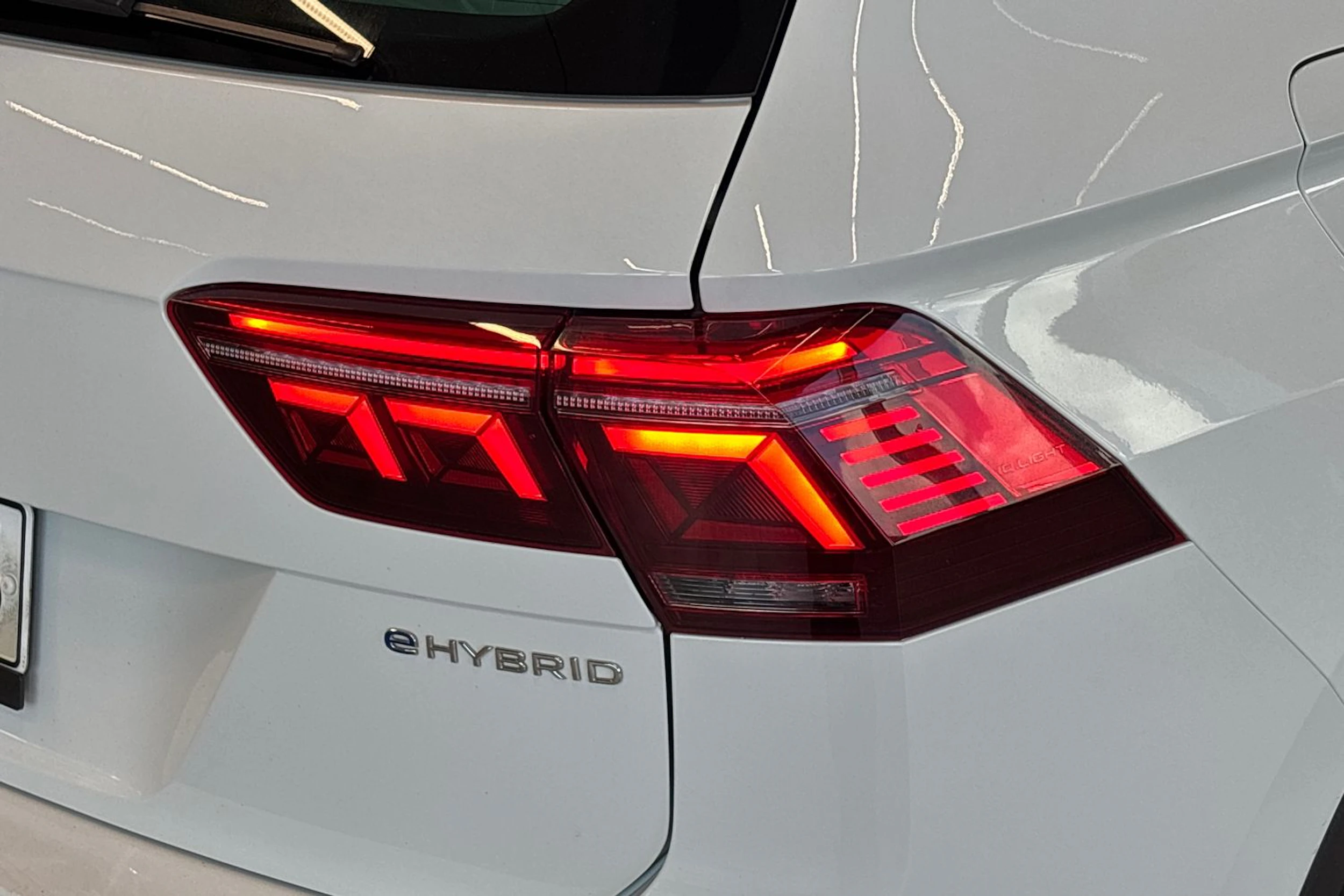 valkoinen Volkswagen Tiguan 2023 kuva 14.