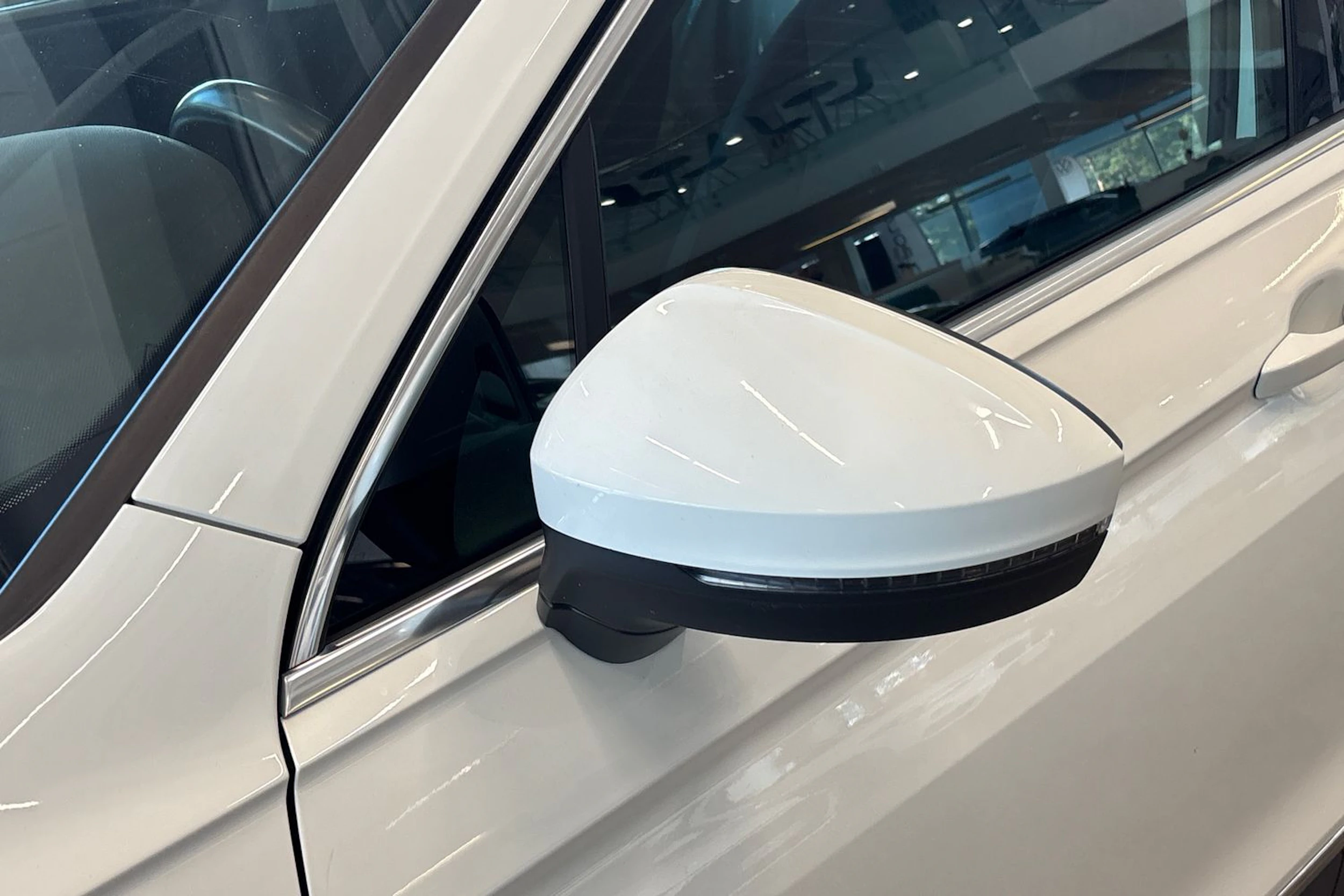 valkoinen Volkswagen Tiguan 2023 kuva 16.