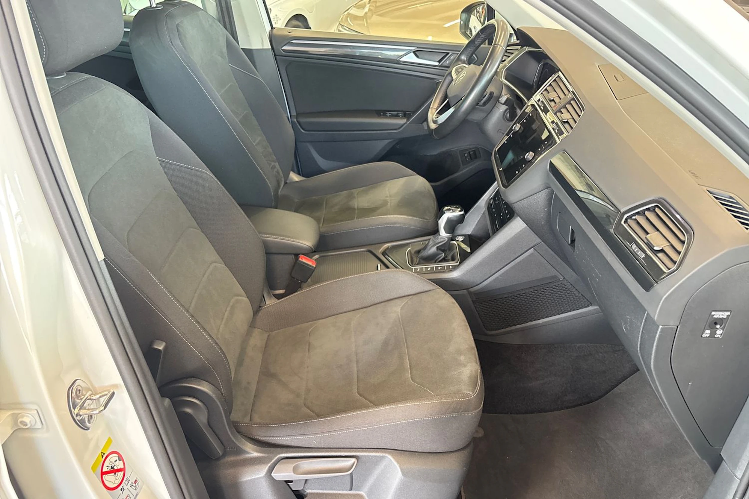 valkoinen Volkswagen Tiguan 2023 kuva 21.