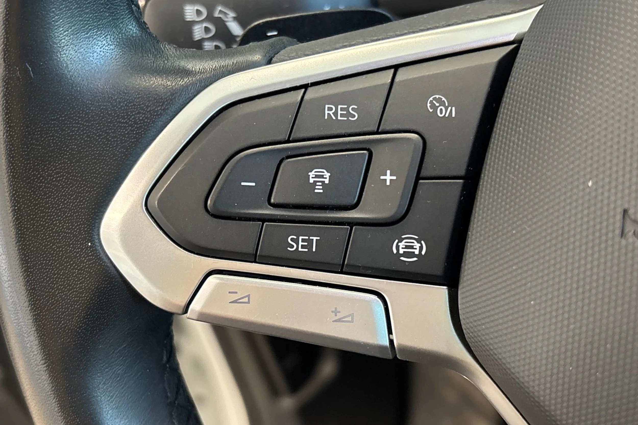 valkoinen Volkswagen Tiguan 2023 kuva 24.