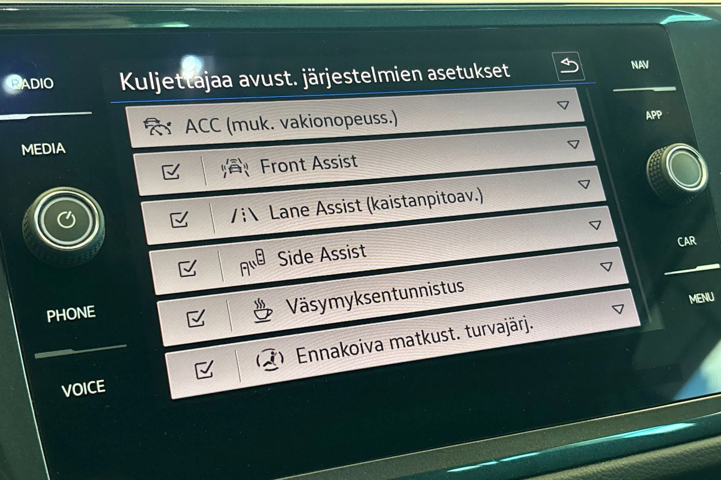 valkoinen Volkswagen Tiguan 2023 kuva 30.
