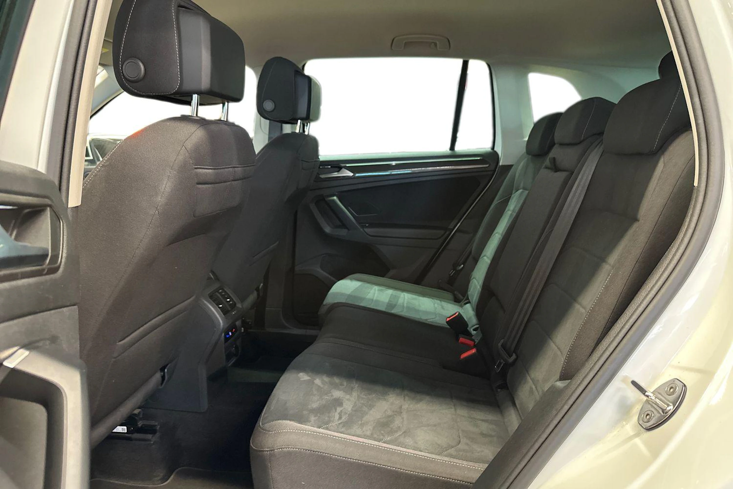 valkoinen Volkswagen Tiguan 2023 kuva 8.