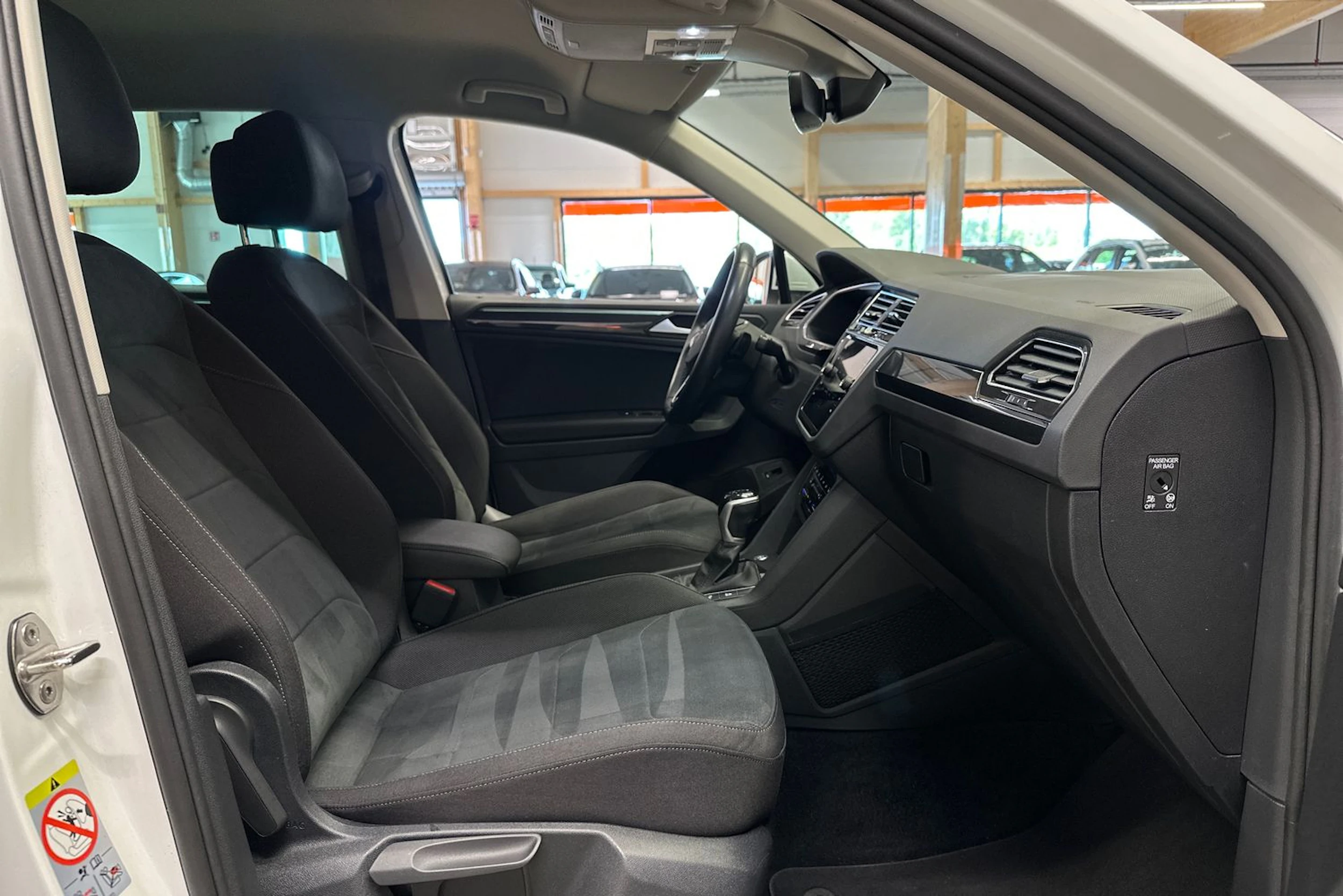 valkoinen Volkswagen Tiguan 2023 kuva 11.