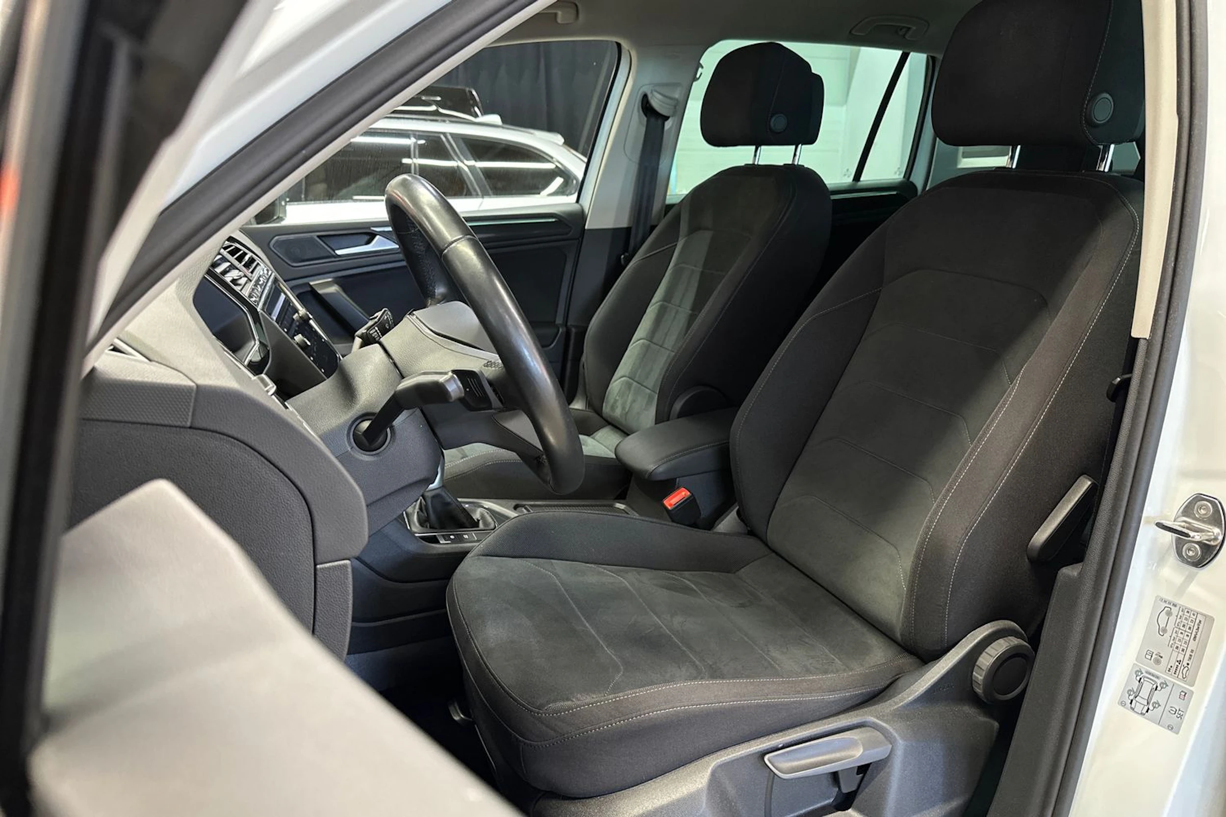 valkoinen Volkswagen Tiguan 2023 kuva 12.