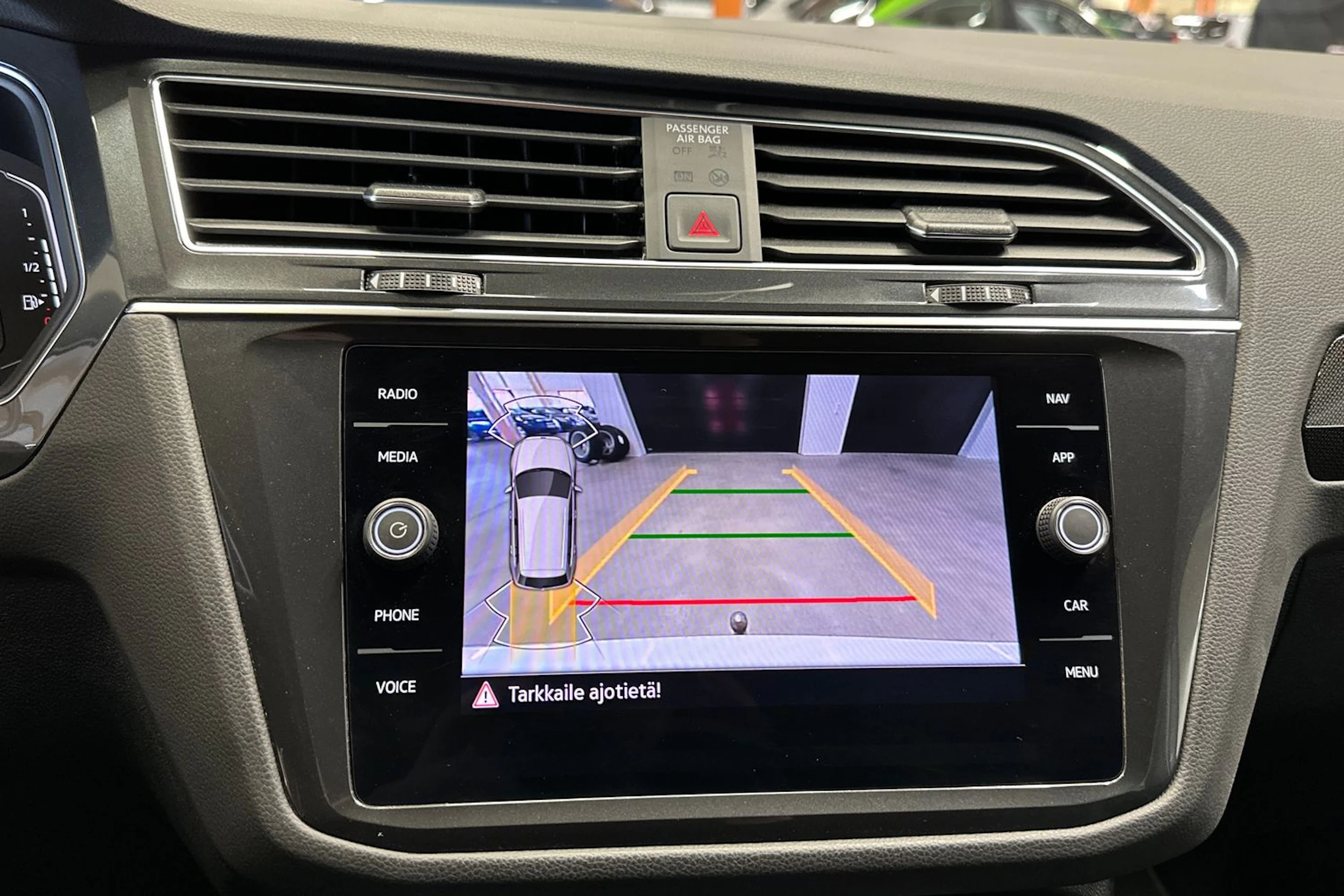 valkoinen Volkswagen Tiguan 2023 kuva 13.