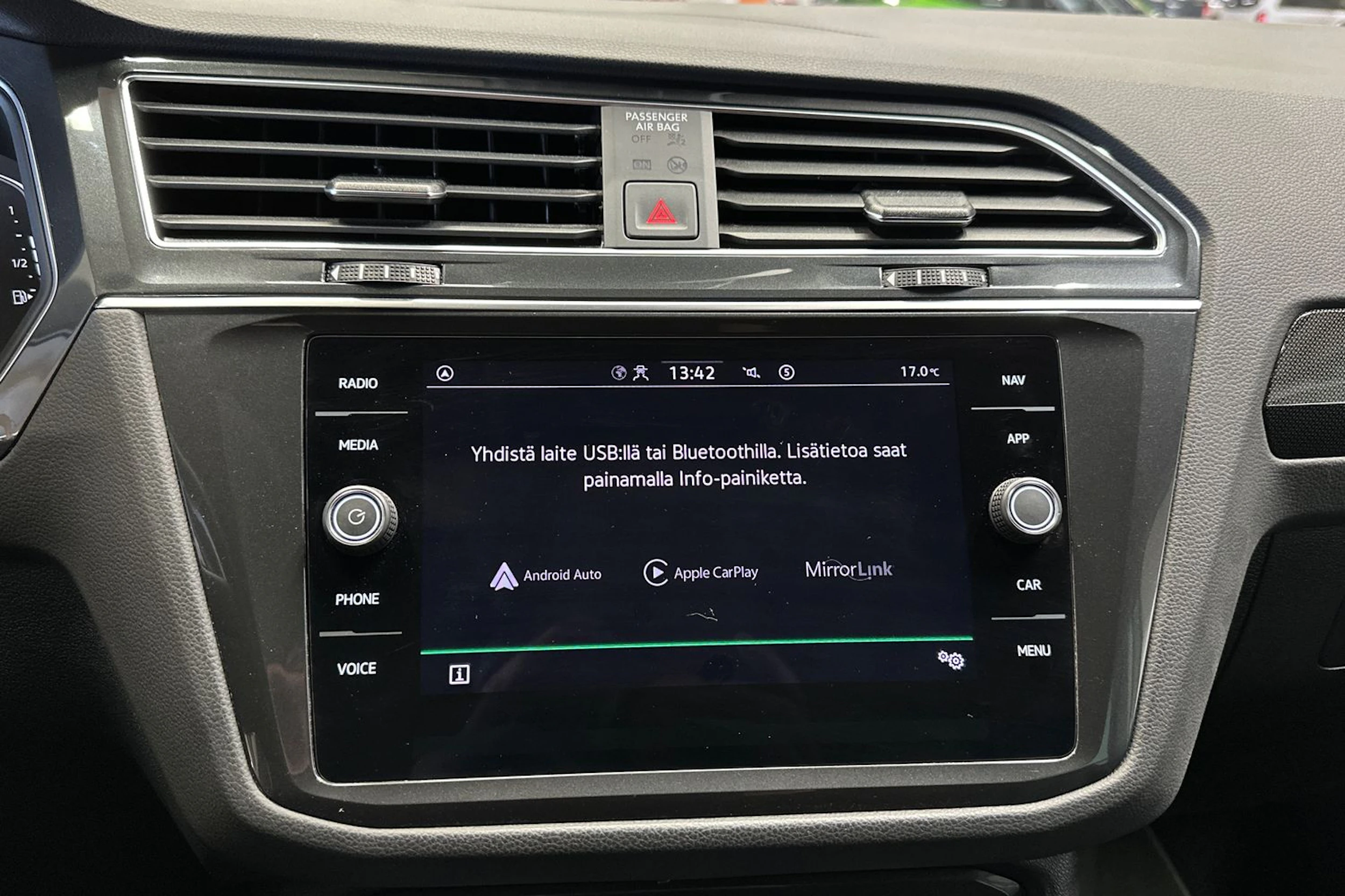 valkoinen Volkswagen Tiguan 2023 kuva 15.