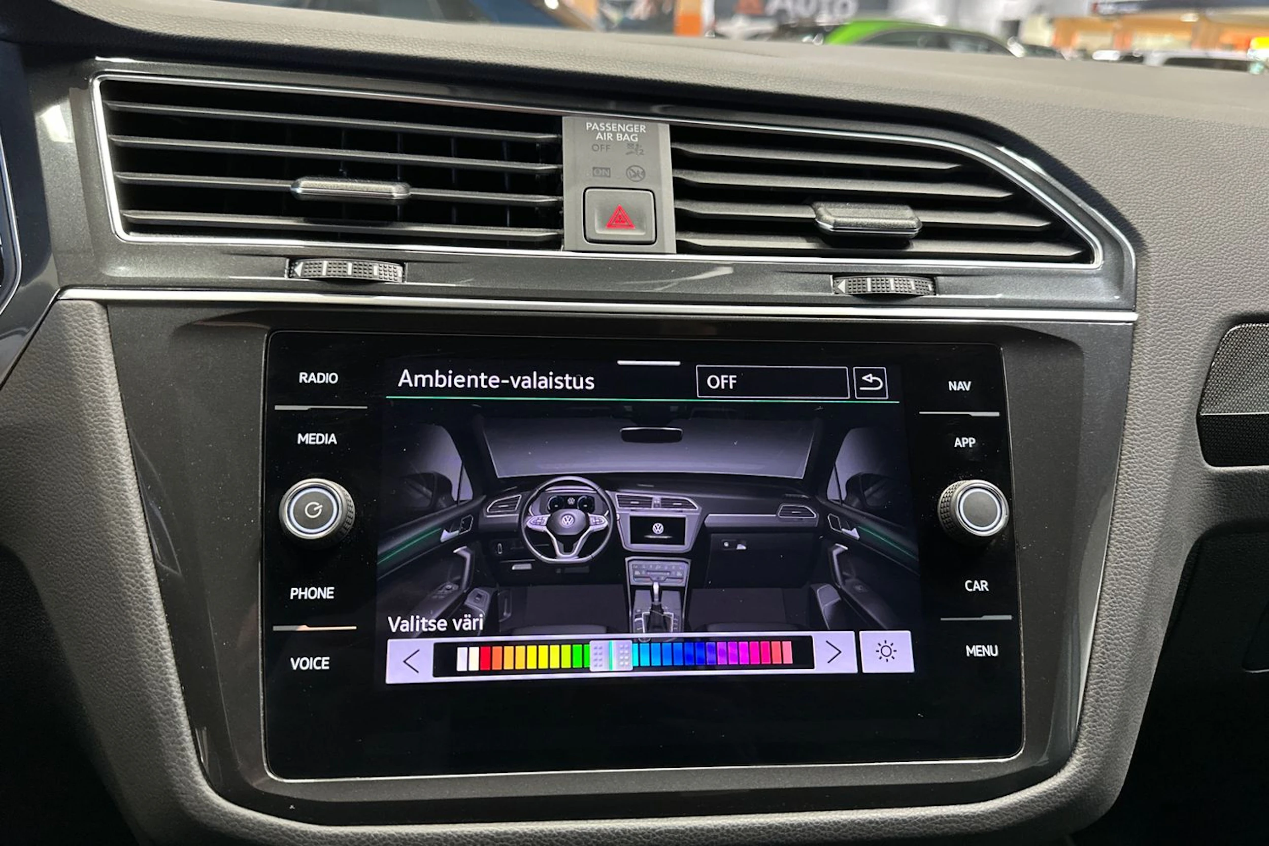 valkoinen Volkswagen Tiguan 2023 kuva 16.