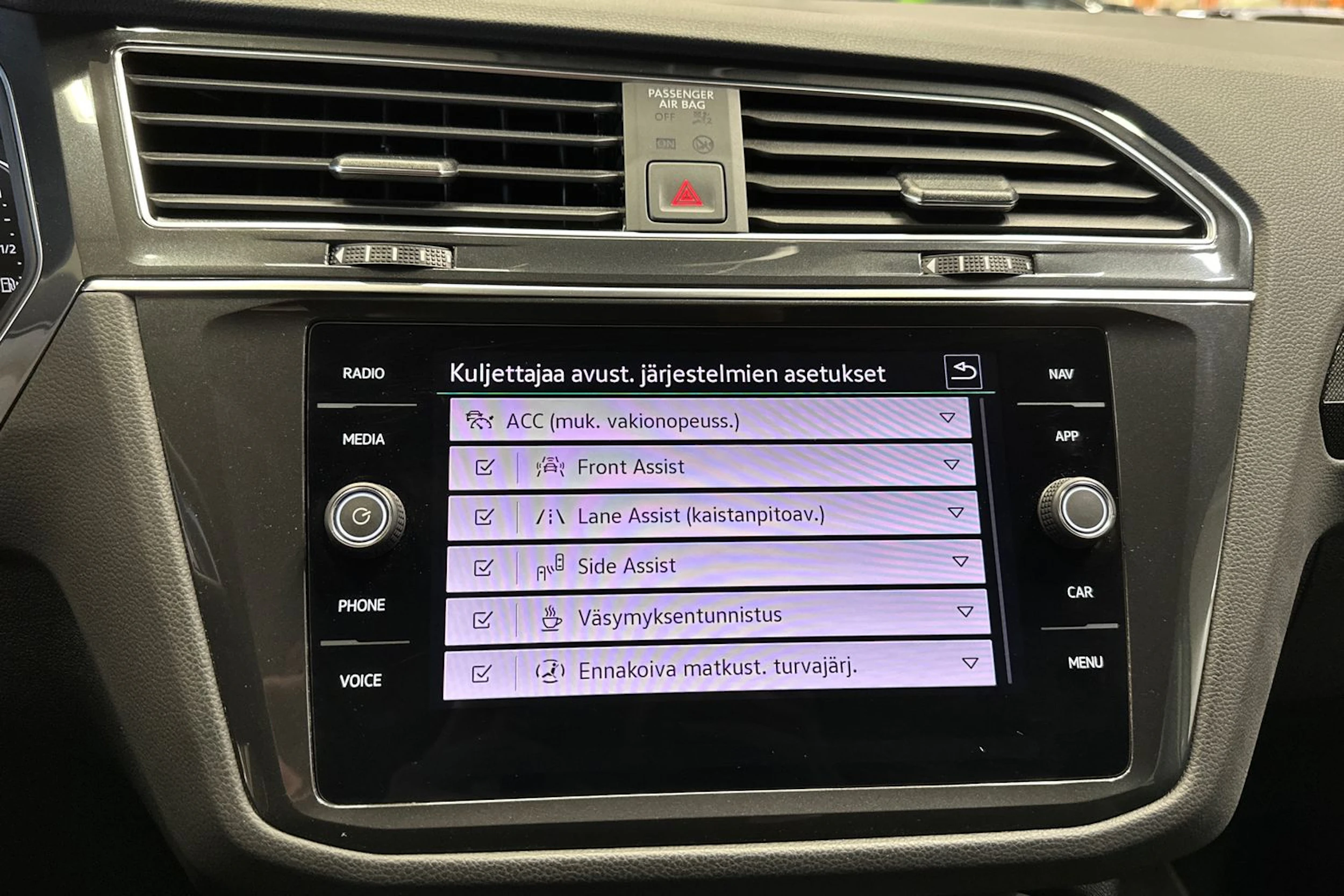 valkoinen Volkswagen Tiguan 2023 kuva 17.