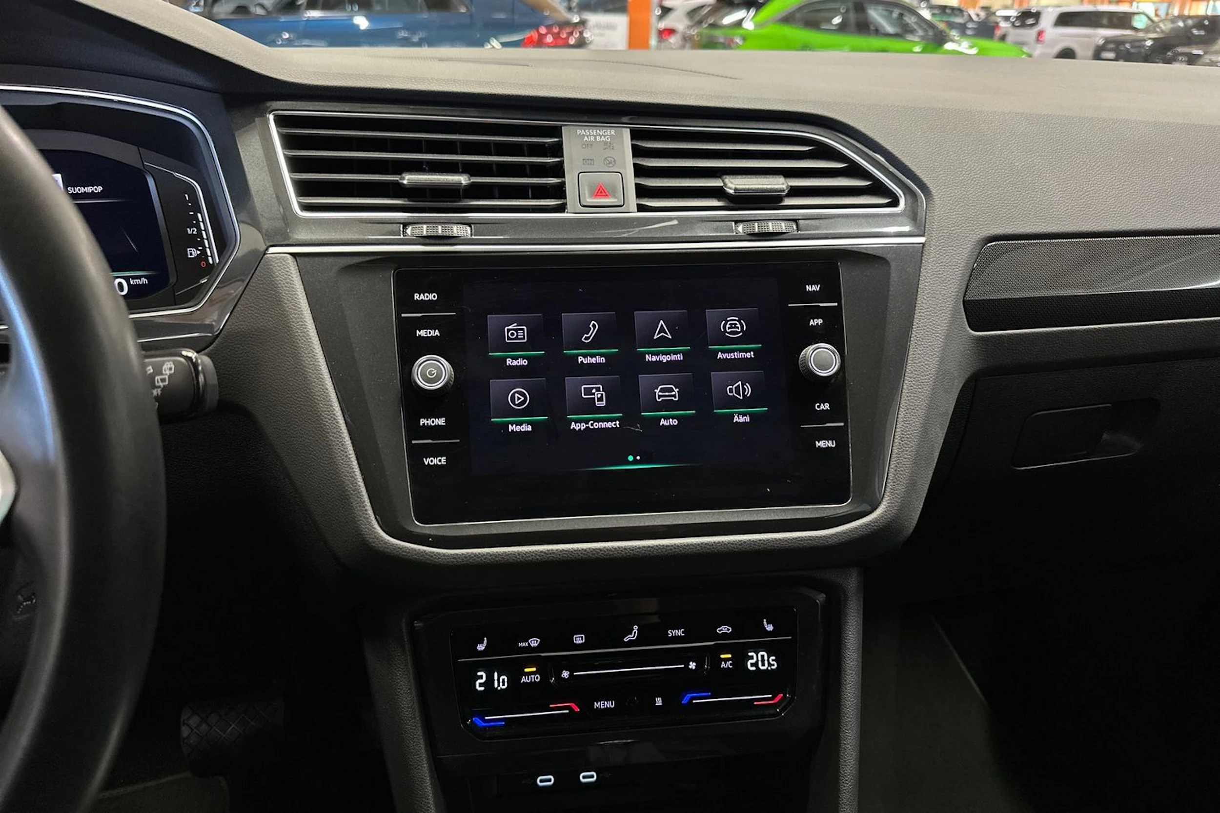 valkoinen Volkswagen Tiguan 2023 kuva 18.